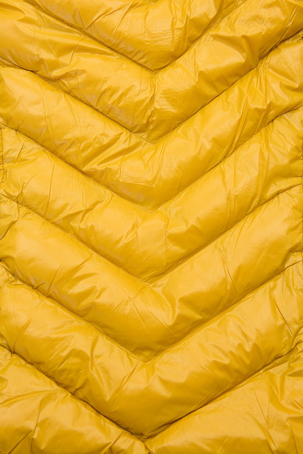 Žlutá zimní krátká bunda s hnědou kožešinou