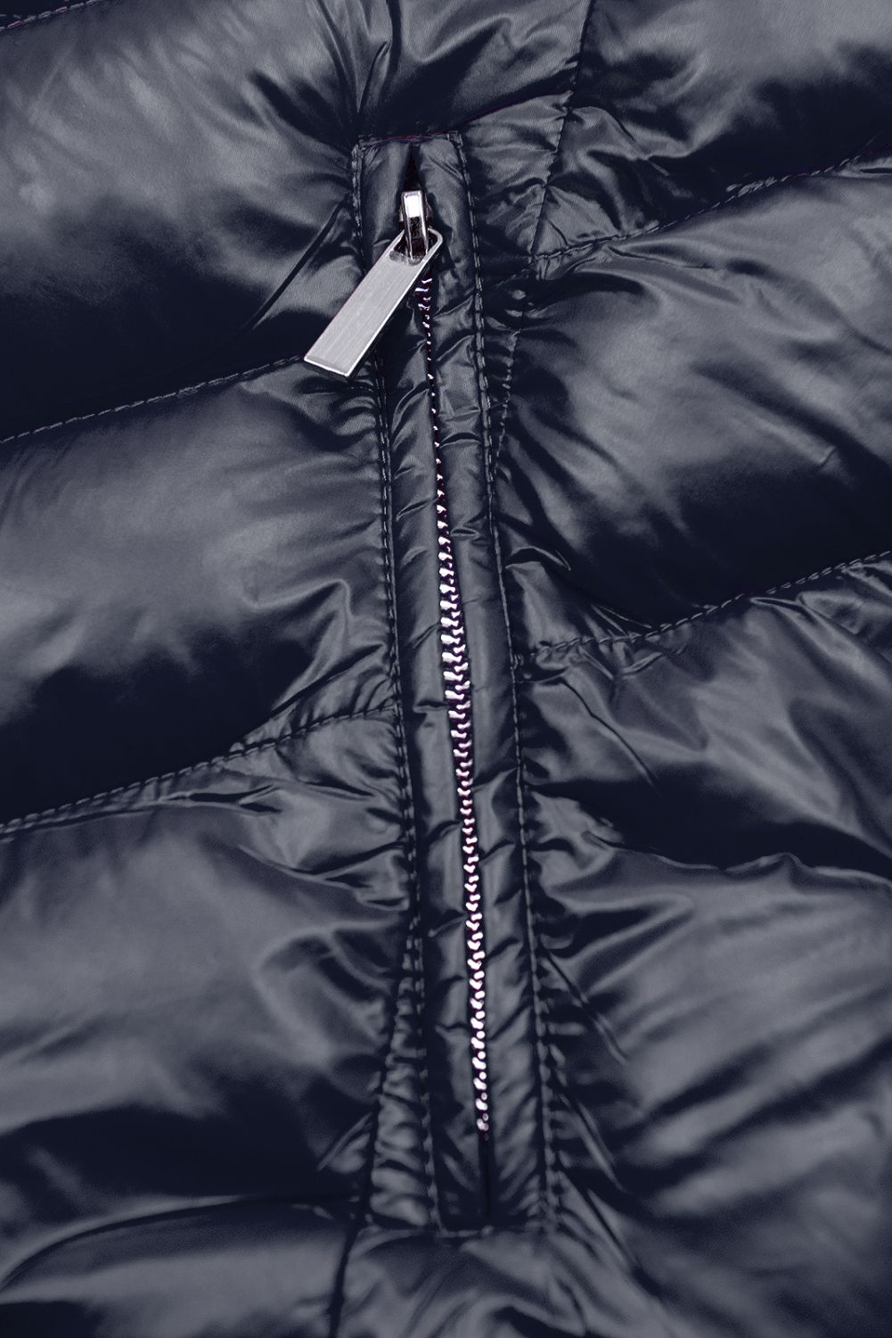 Tmavě modrá zimní krátká bunda s hnědou kožešinou