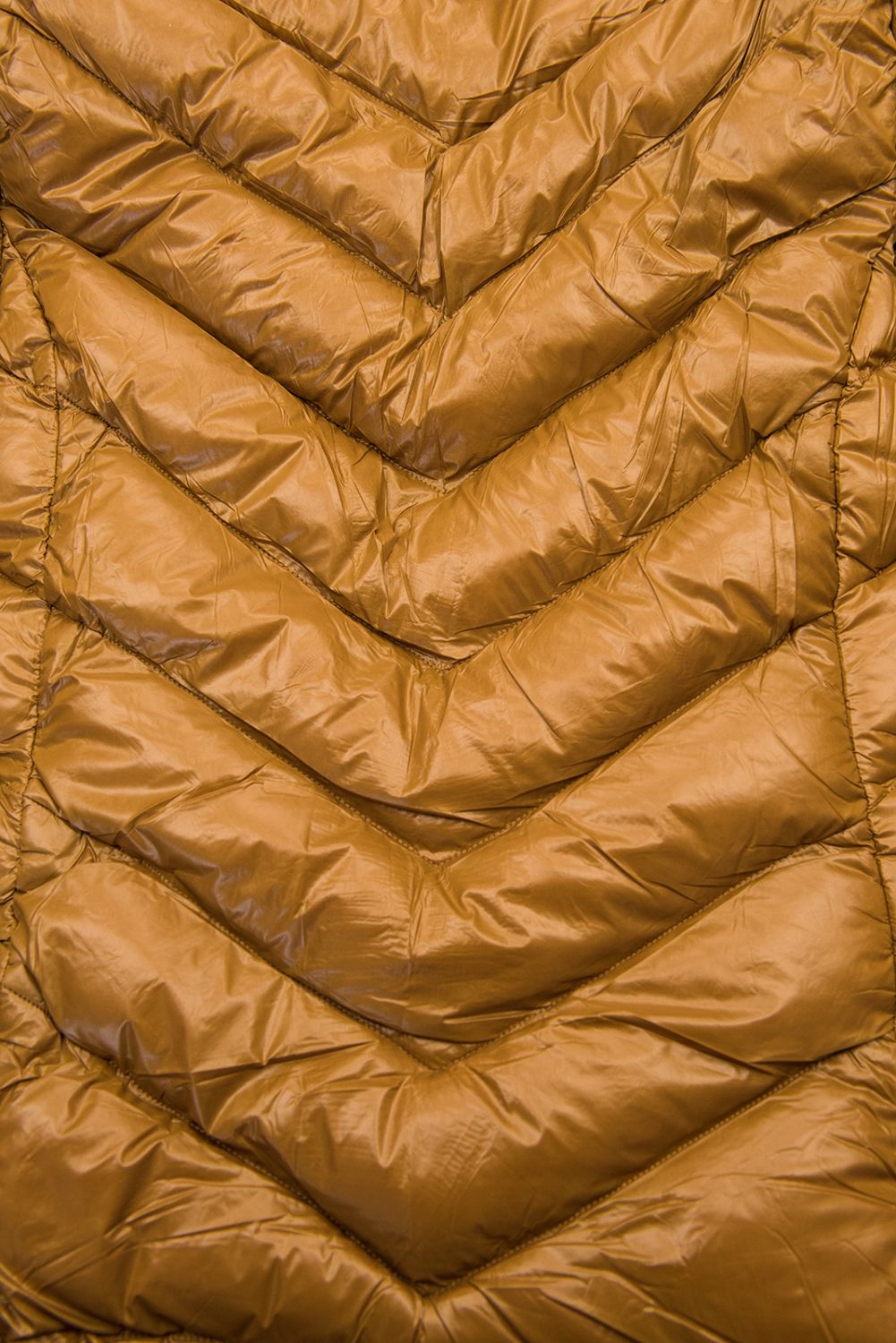 Karamelová zimní krátká bunda s černou kožešinou