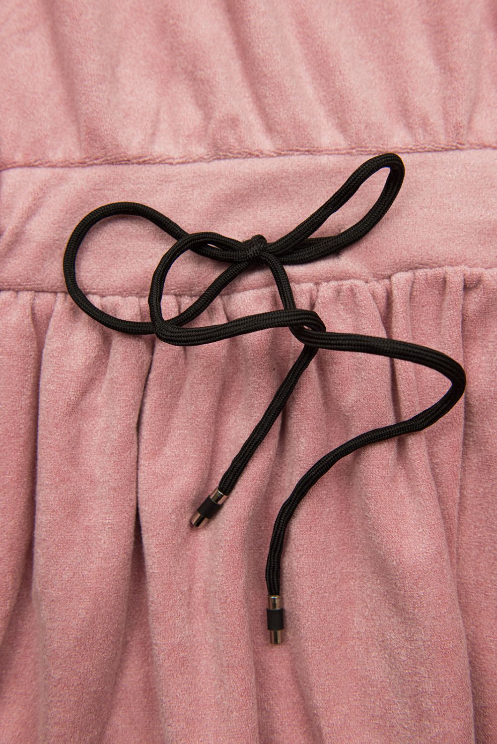 Světle růžové krátké šaty s krajkou