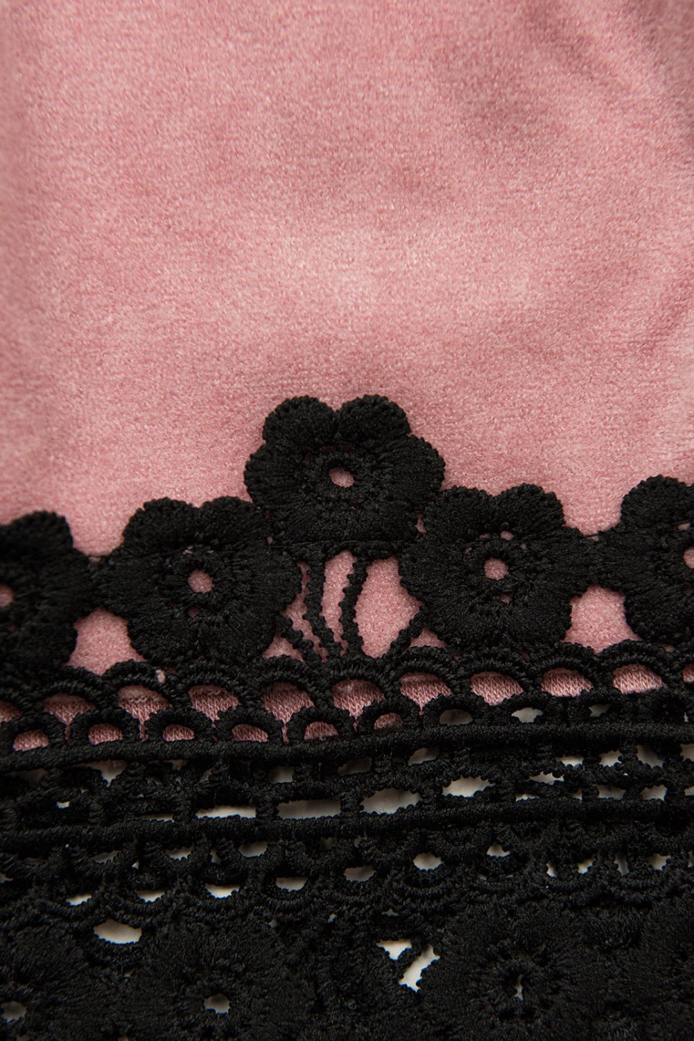 Světle růžové krátké šaty s krajkou