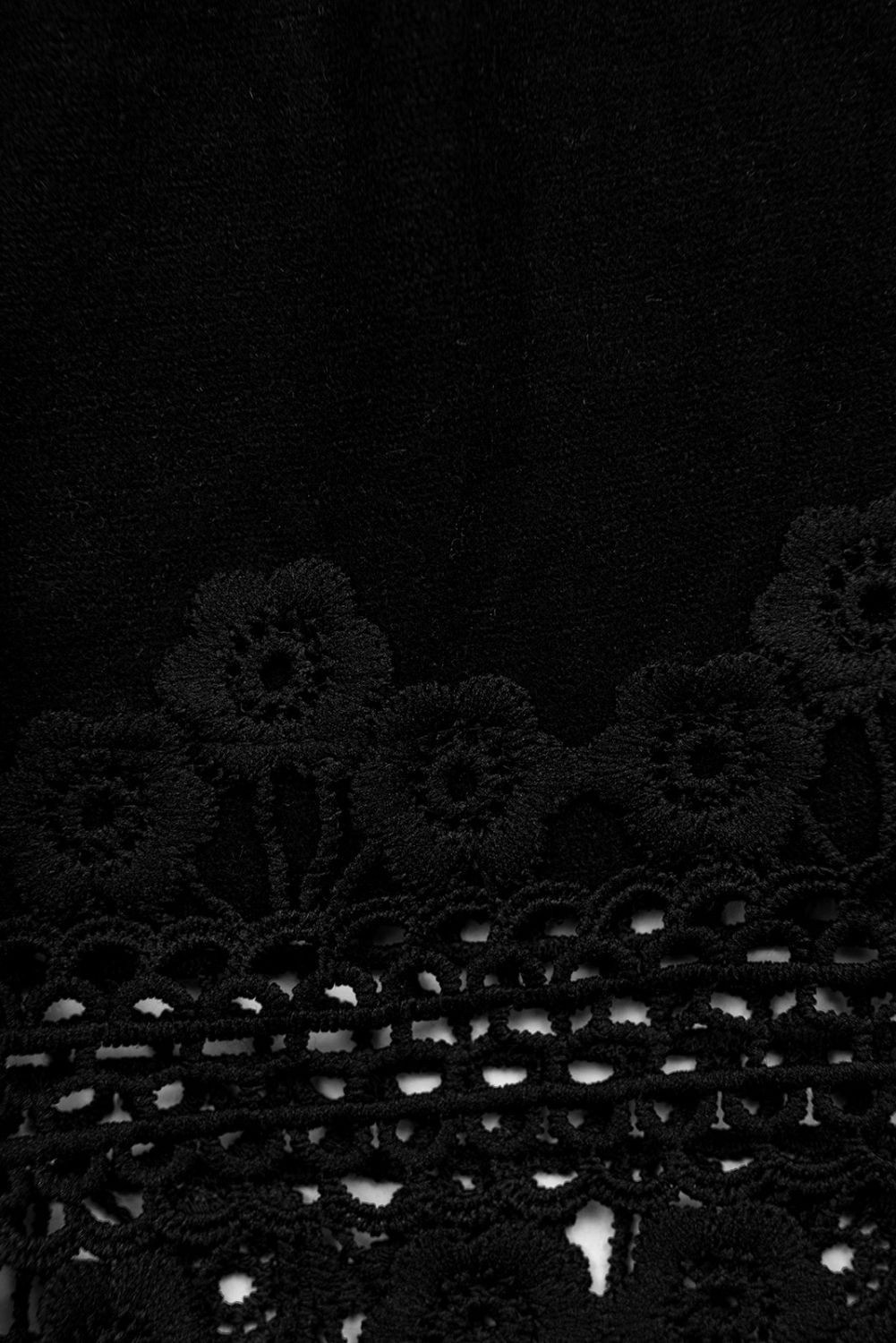 Černé krátké šaty s krajkou