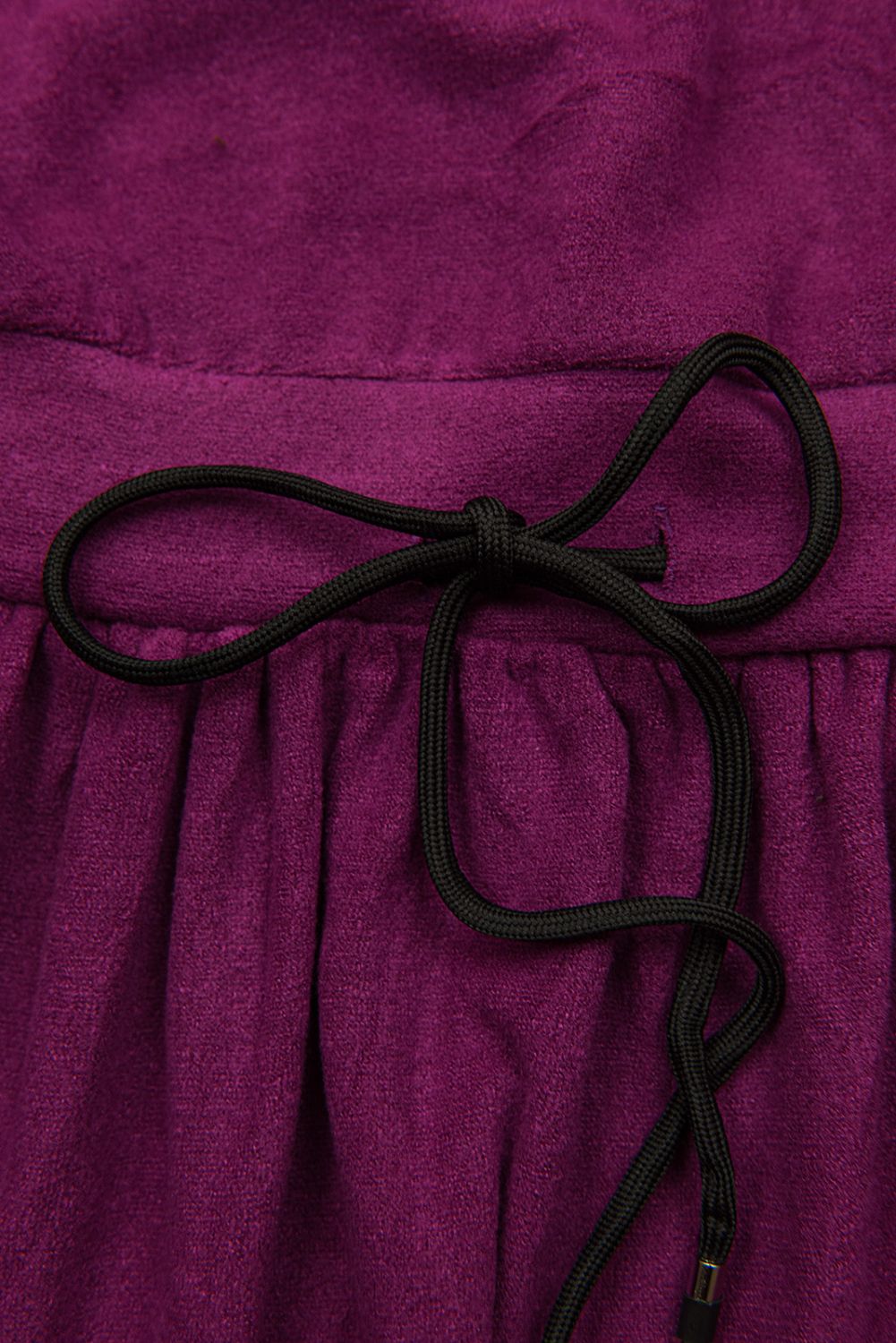 Purpurové krátké šaty s krajkou