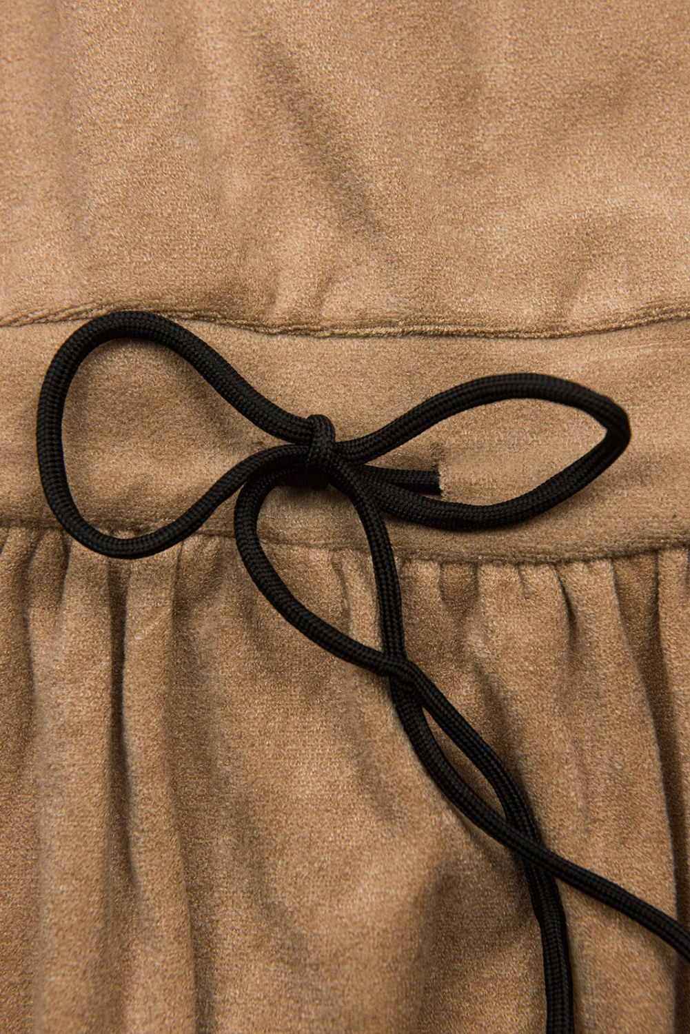 Světle hnědé krátké šaty s krajkou