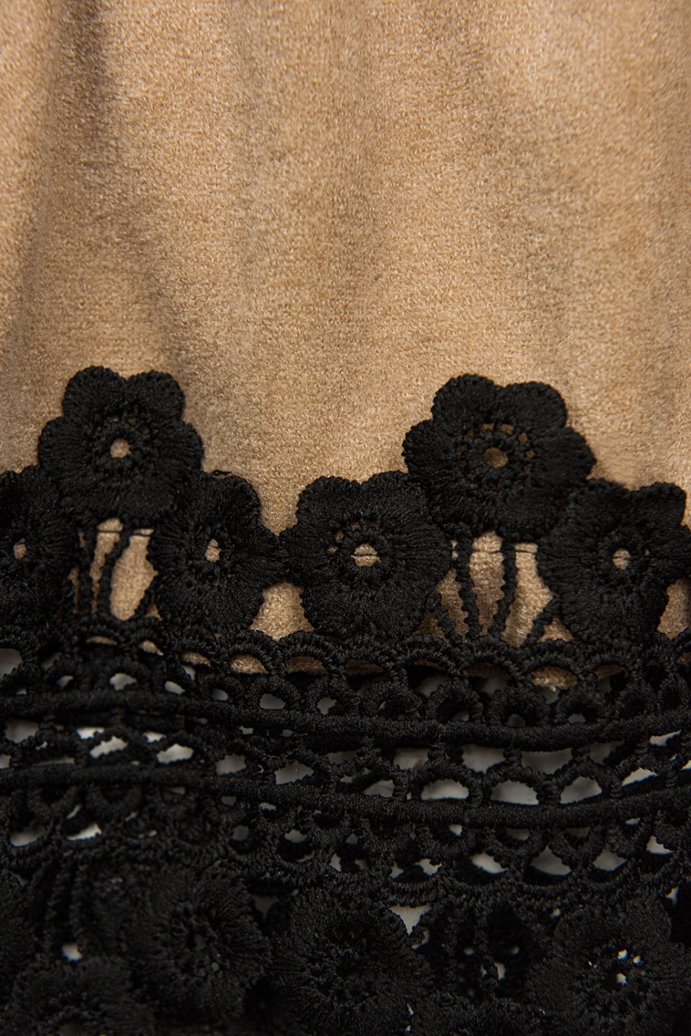 Světle hnědé krátké šaty s krajkou