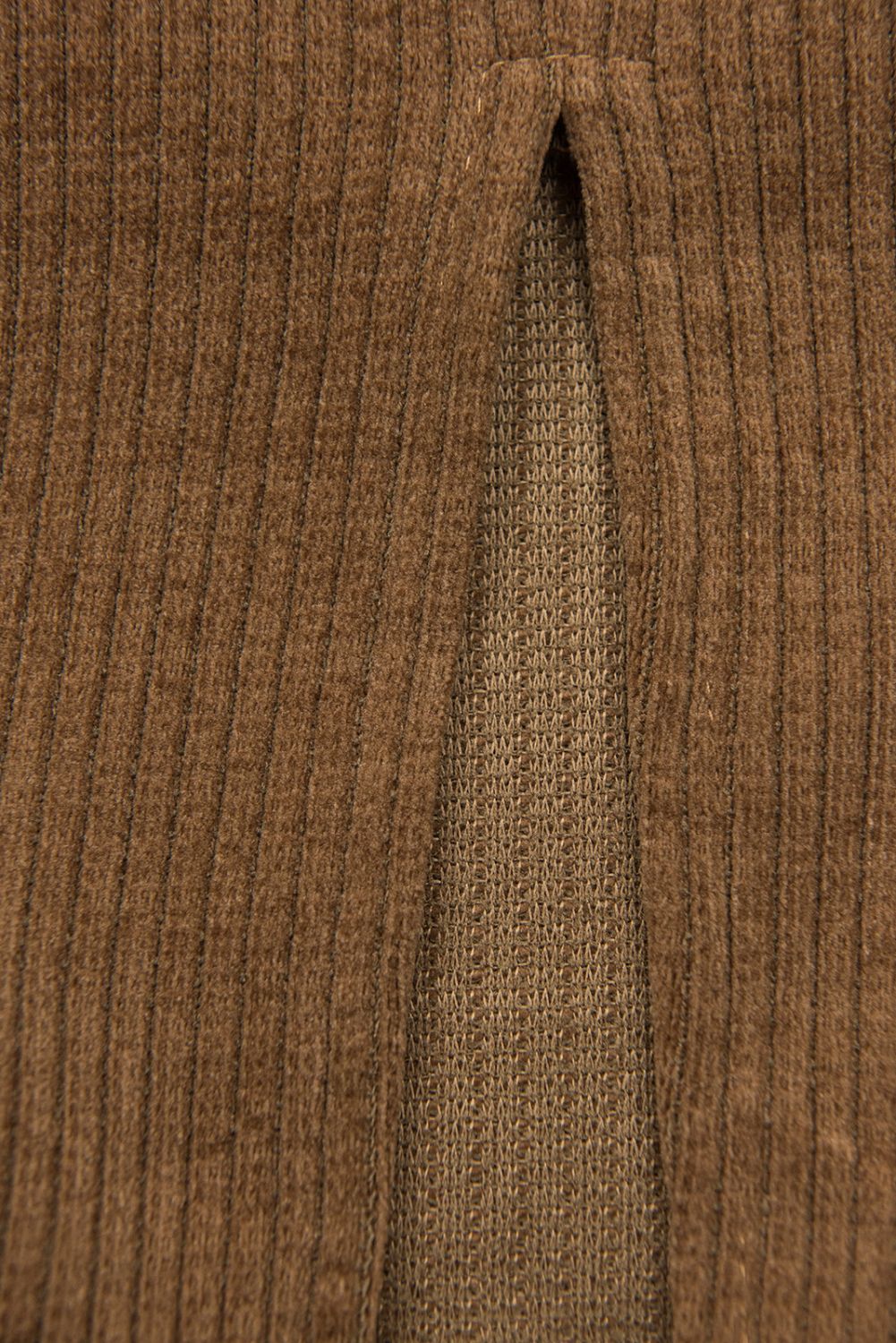 Hnědé šaty s krajkou