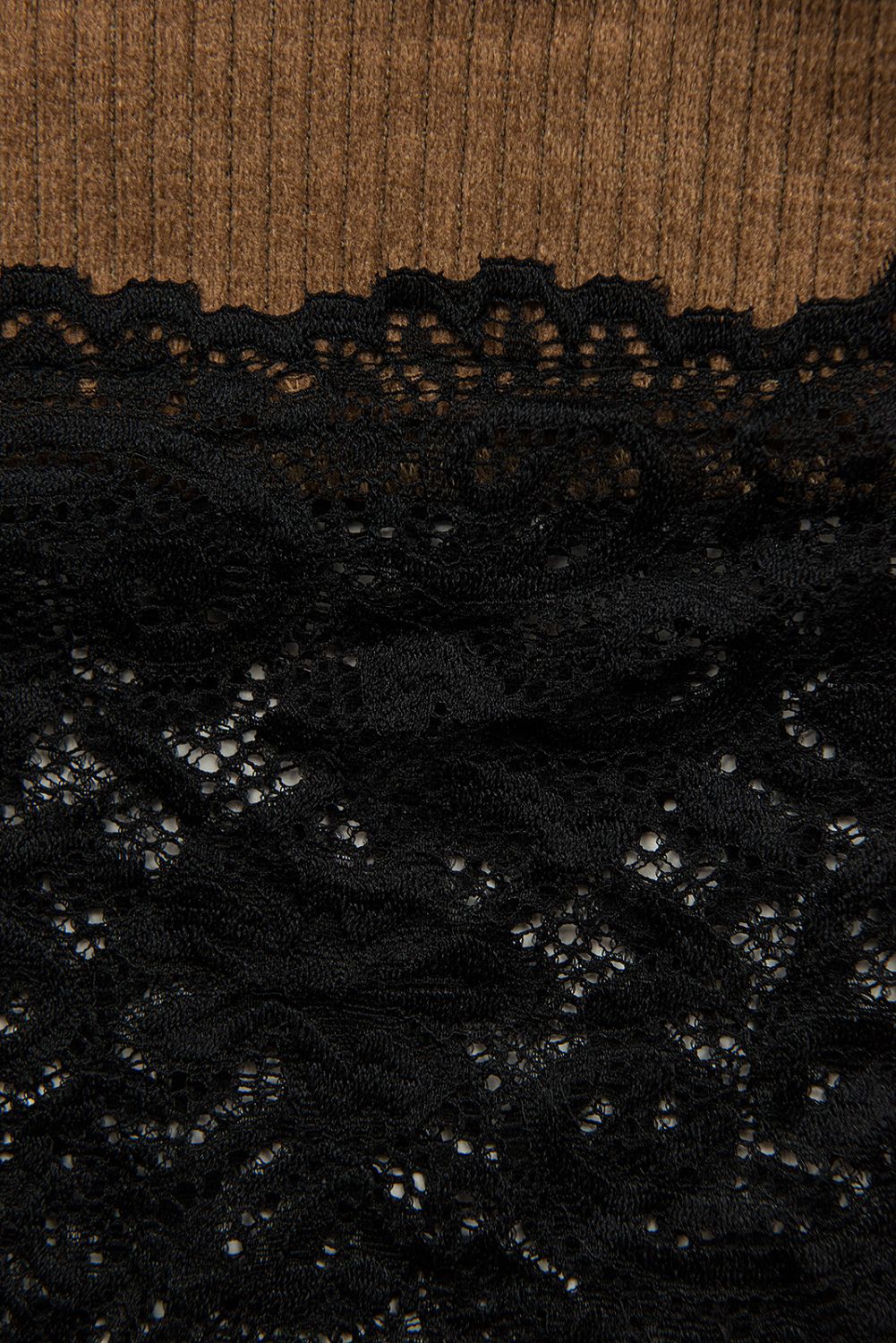 Hnědé šaty s krajkou