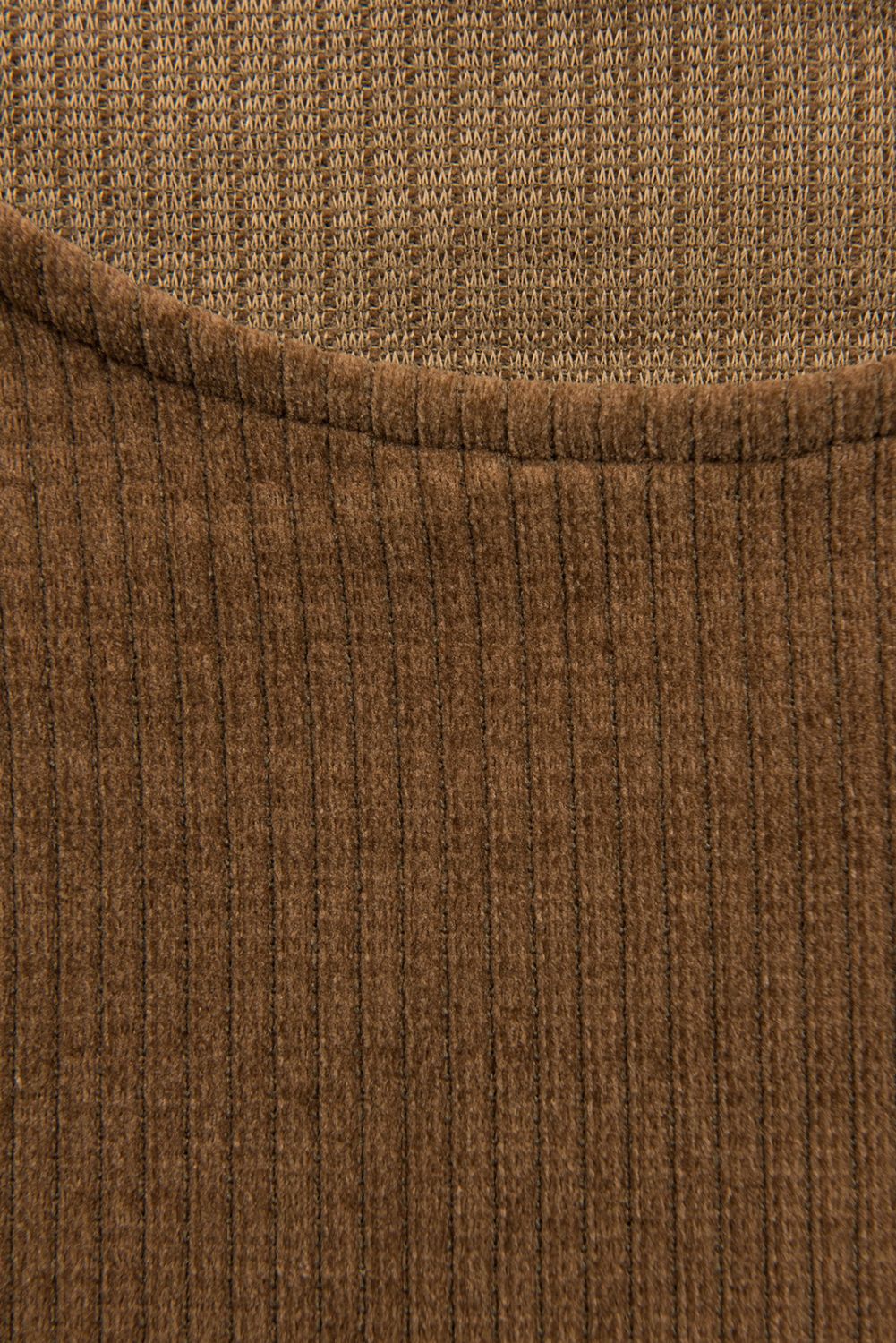 Hnědé šaty s krajkou