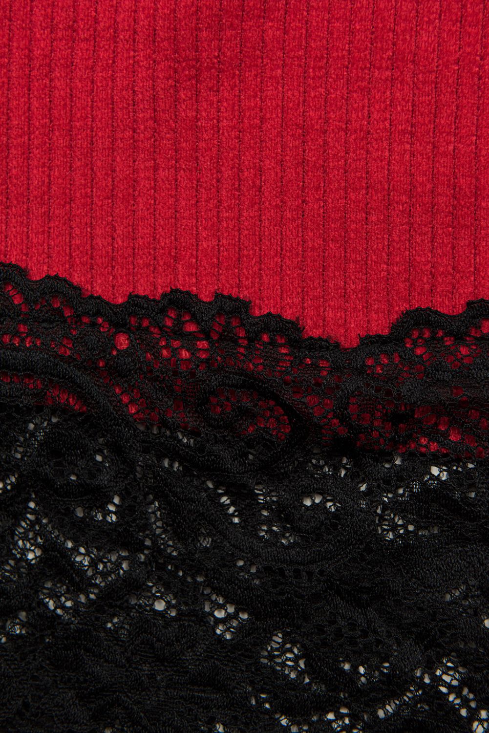 Červené šaty s krajkou