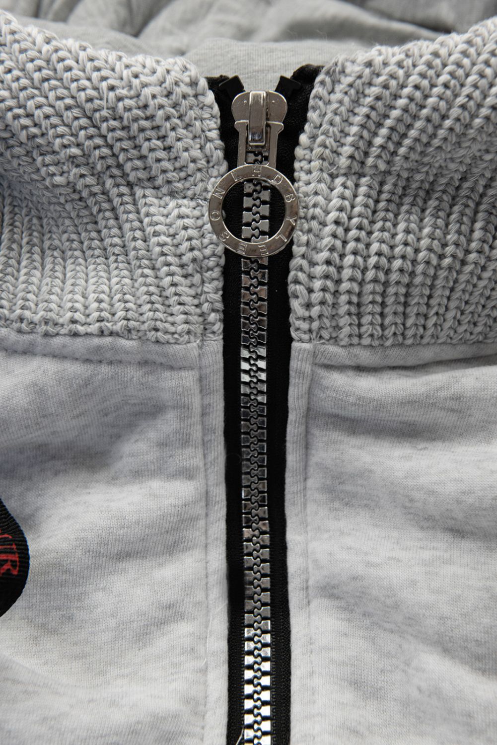 Šedá mikina se šedou pletenou kapucí