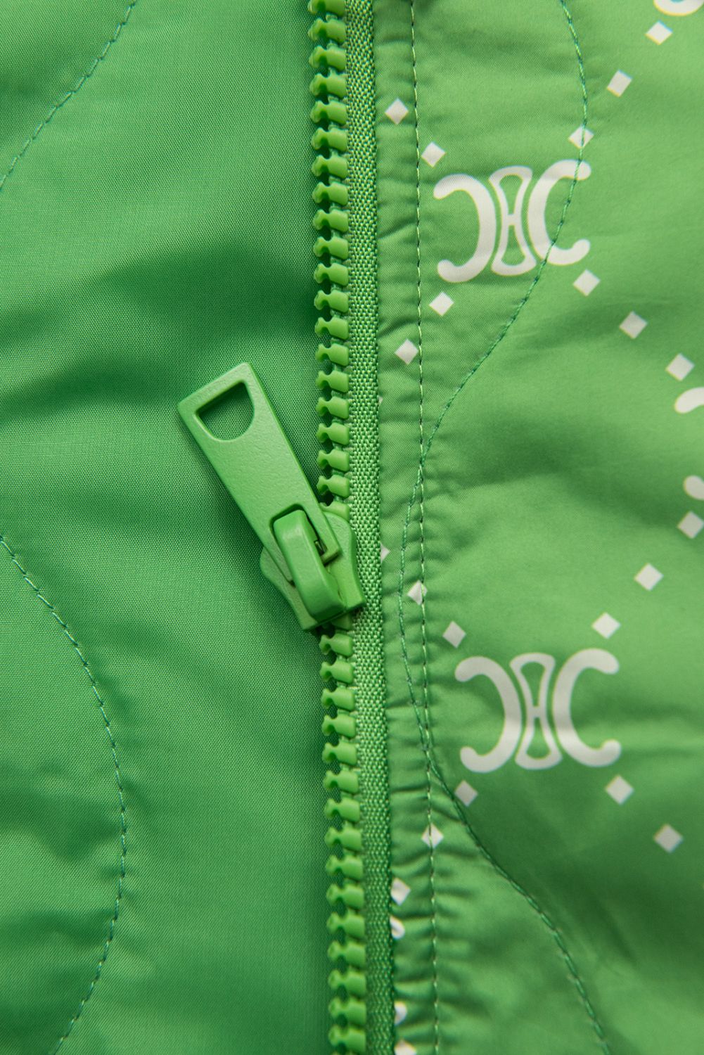 Zelená vesta se vzorem