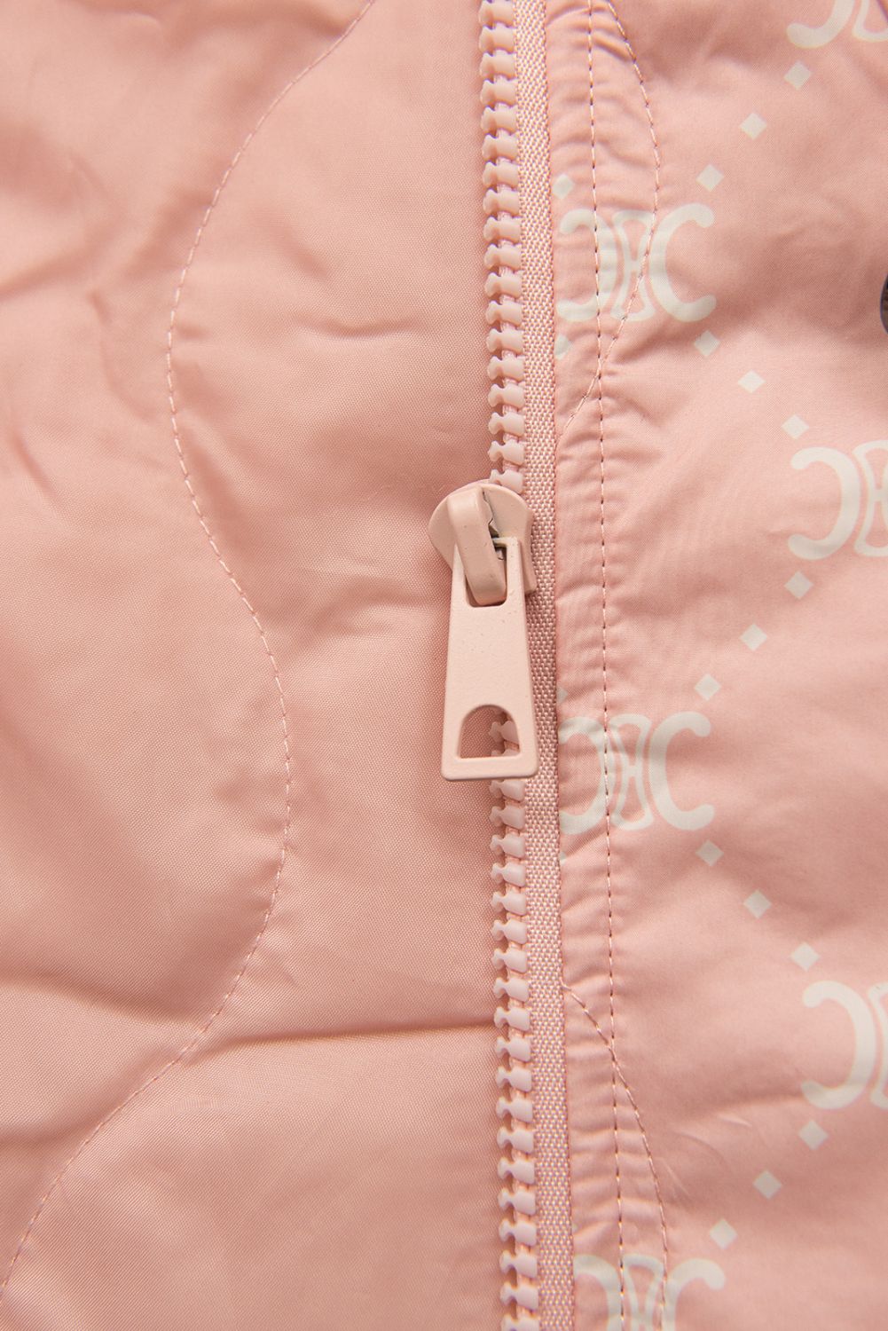 Světle růžová vesta se vzorem