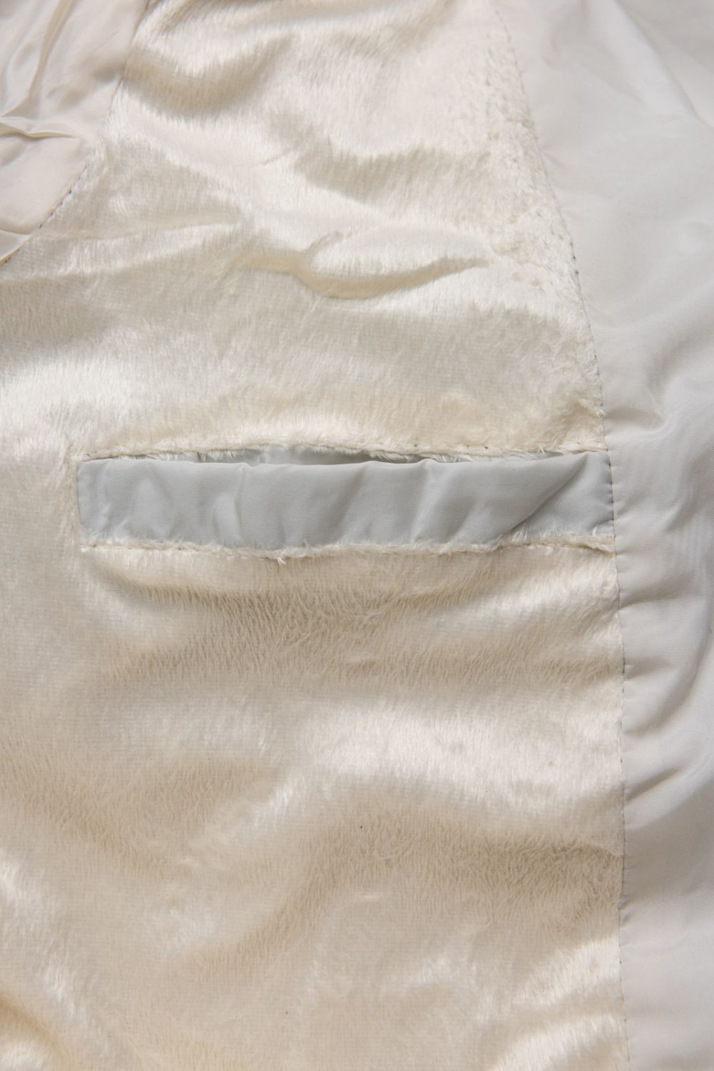 Bílá zimní bunda v prošívaném designu