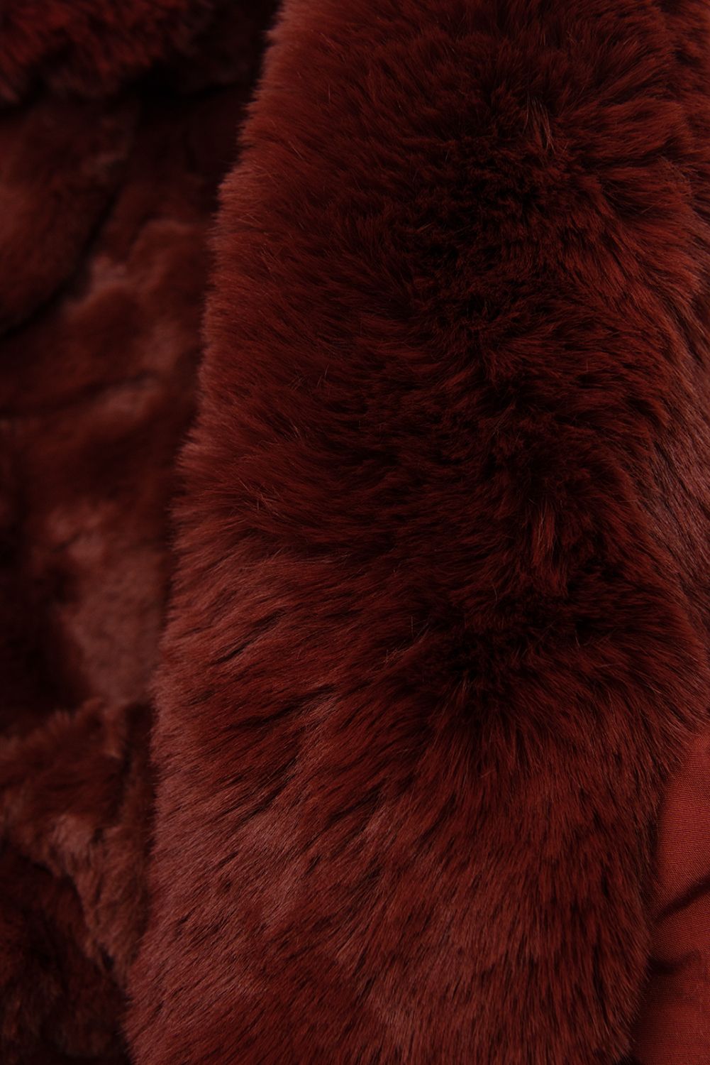 Červenohnědá parka s plyšem a kožešinou