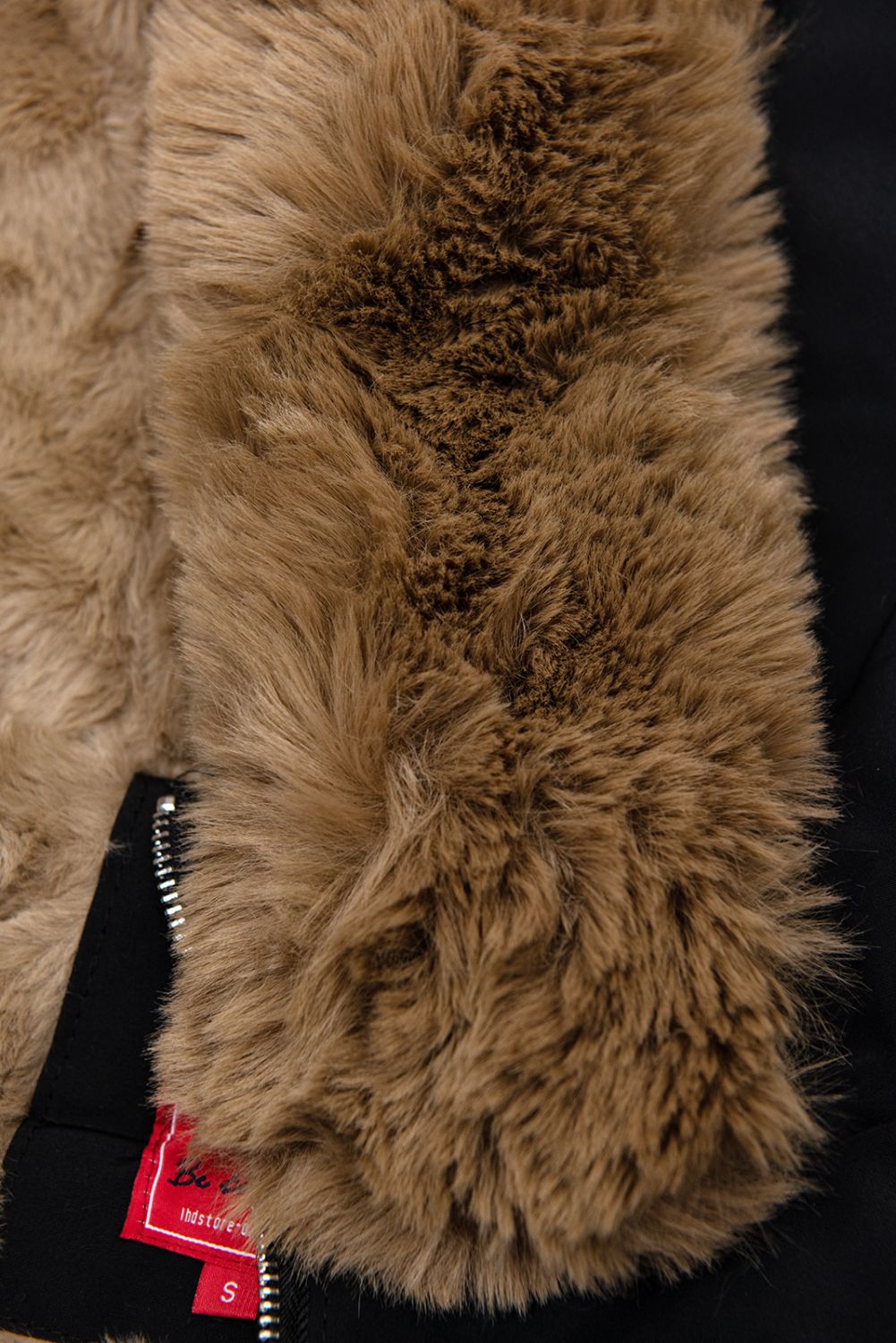 Černá parka s plyšem a kožešinou