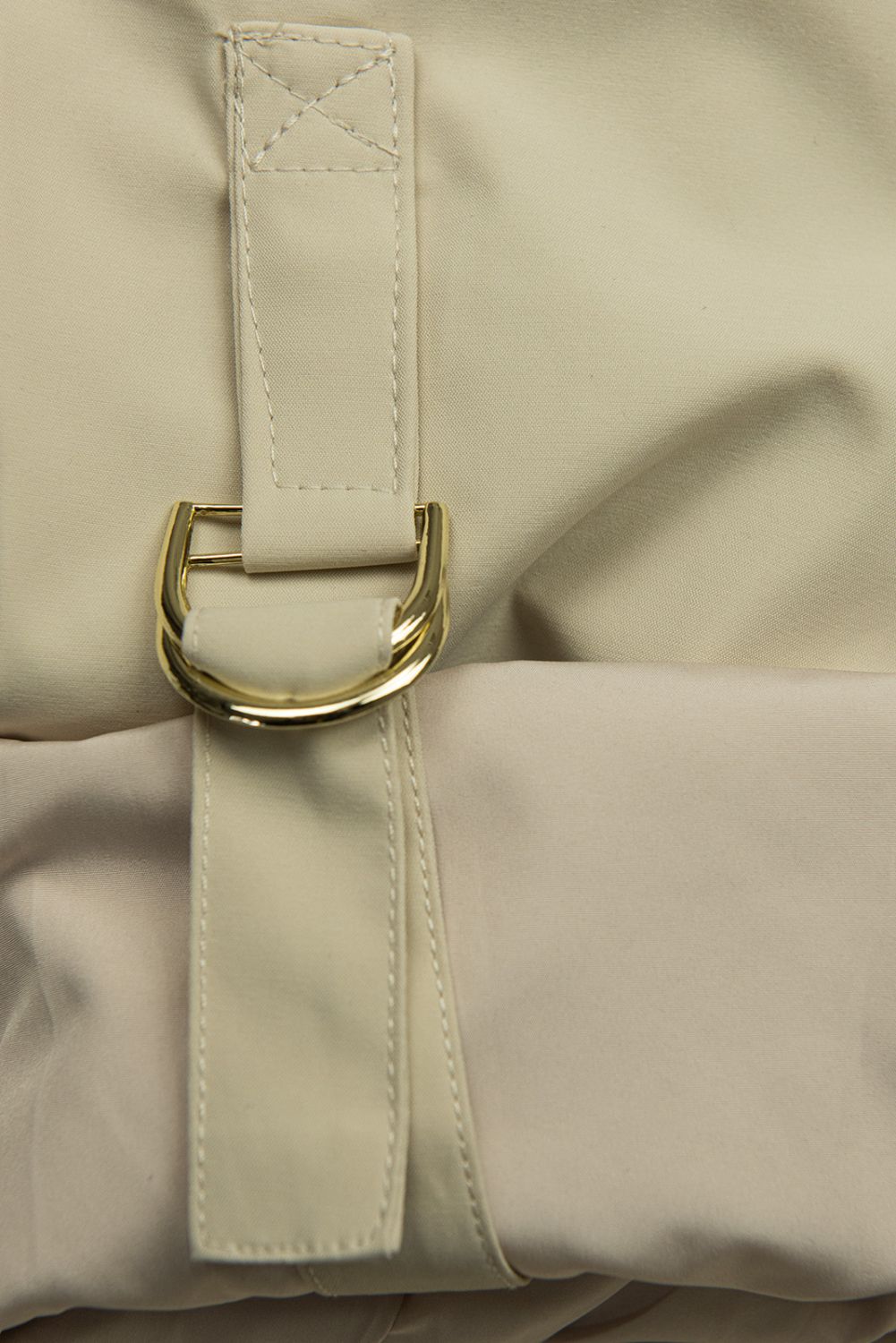 Béžová parka se zlatými detaily