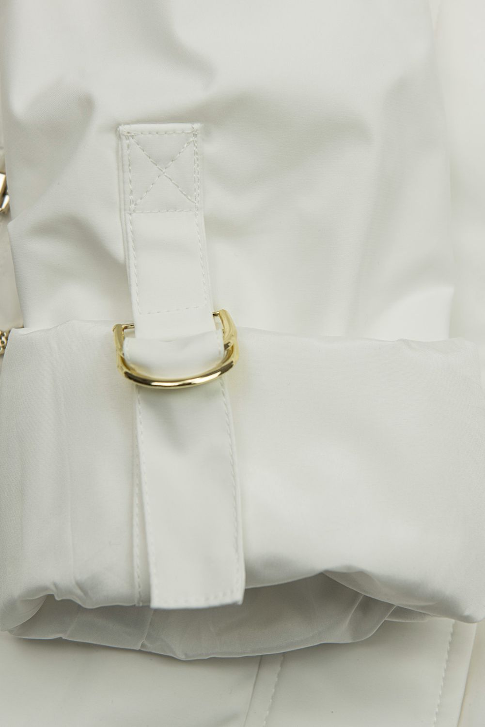 Bílá parka se zlatými detaily