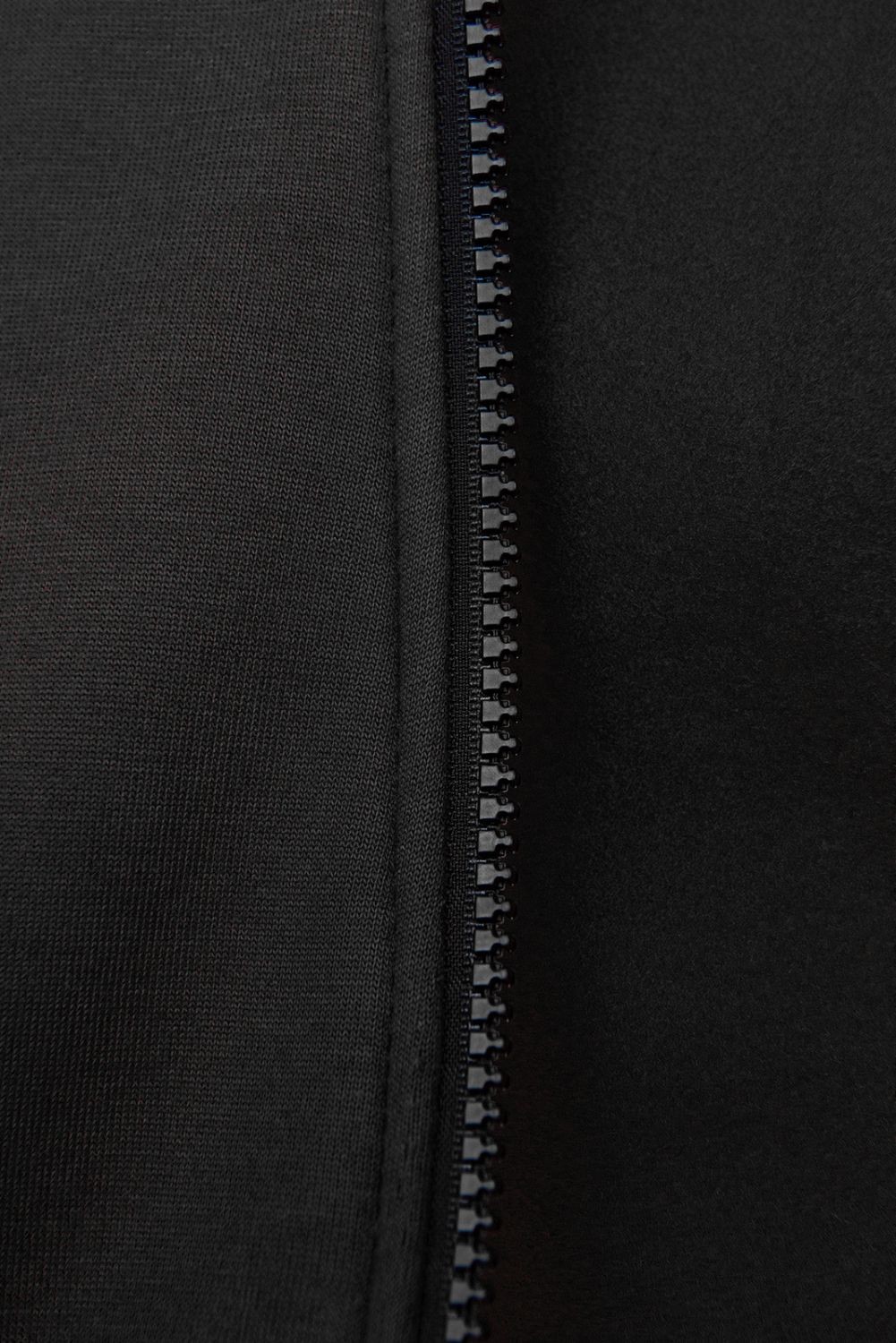 Černá sportovní mikina v prodlouženém střihu
