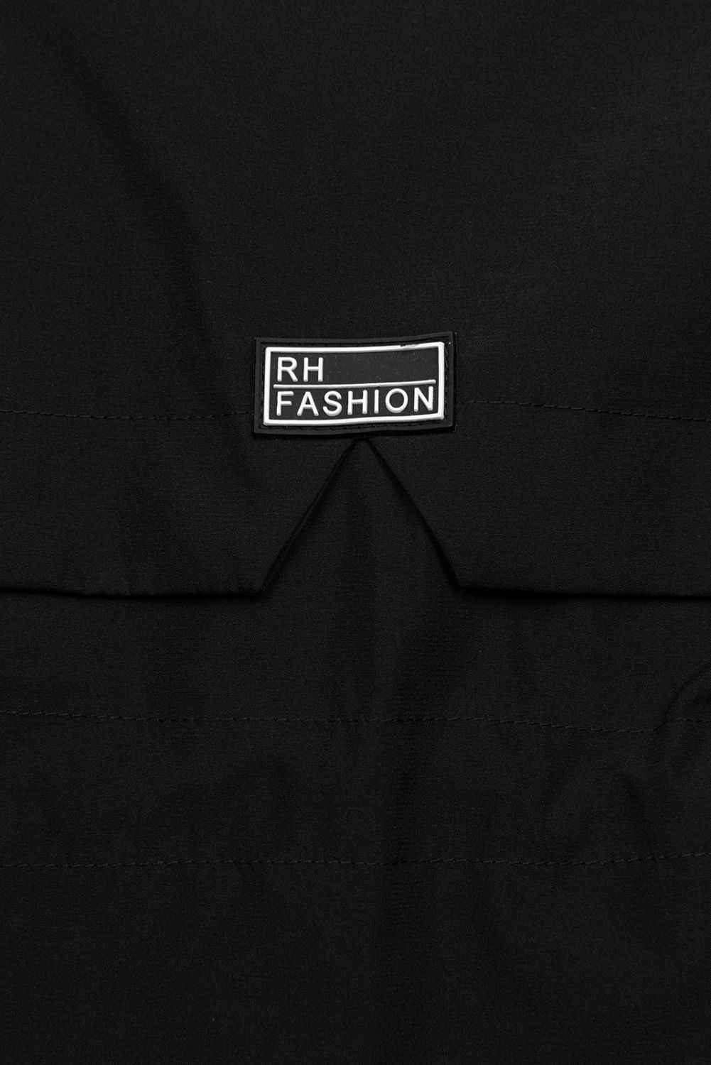 Černá parka se zlatými detaily