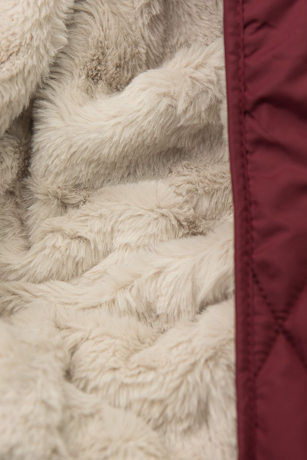 Vínově červená prošívaná bunda s páskem