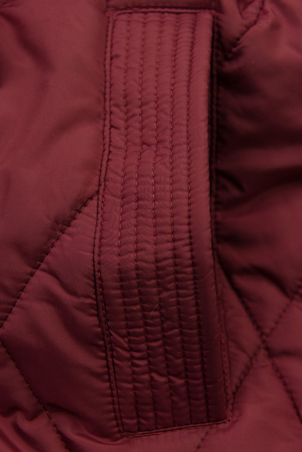 Vínově červená prošívaná bunda s páskem