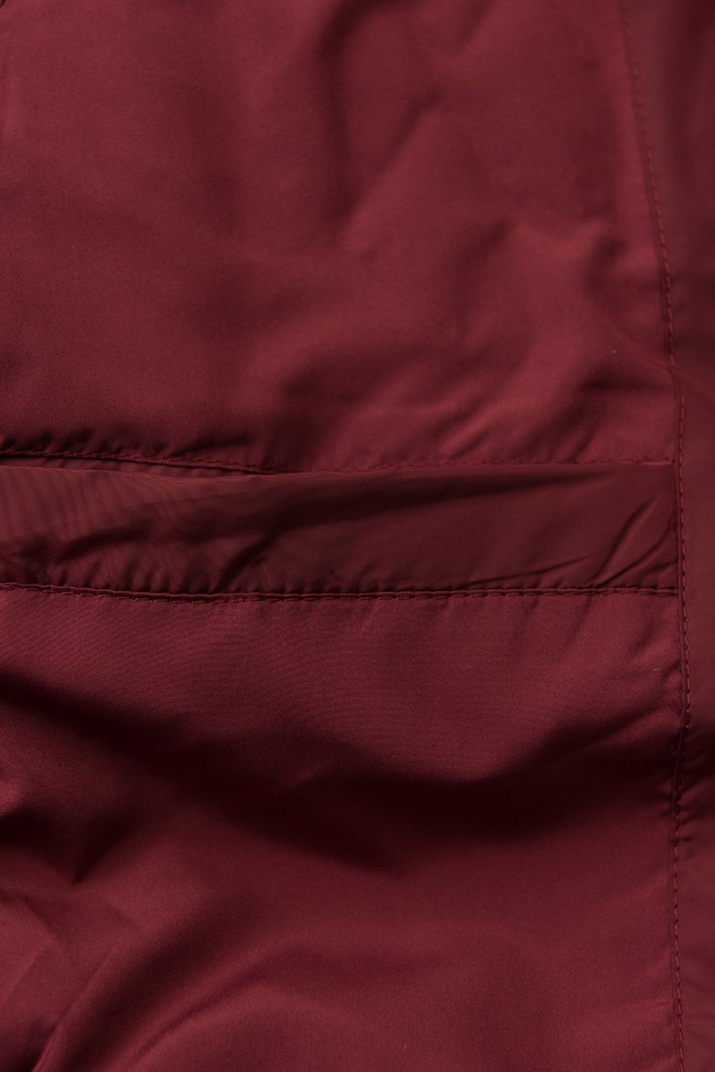 Vínově červená prošívaná bunda s páskem