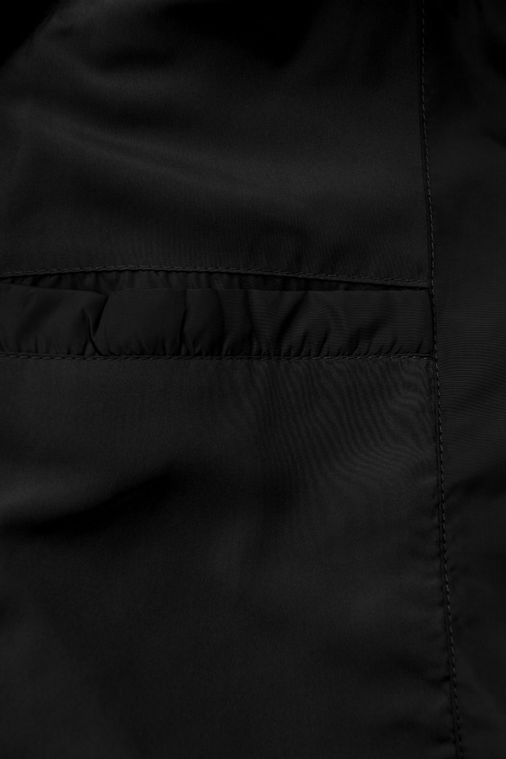 Černá prošívaná bunda s páskem