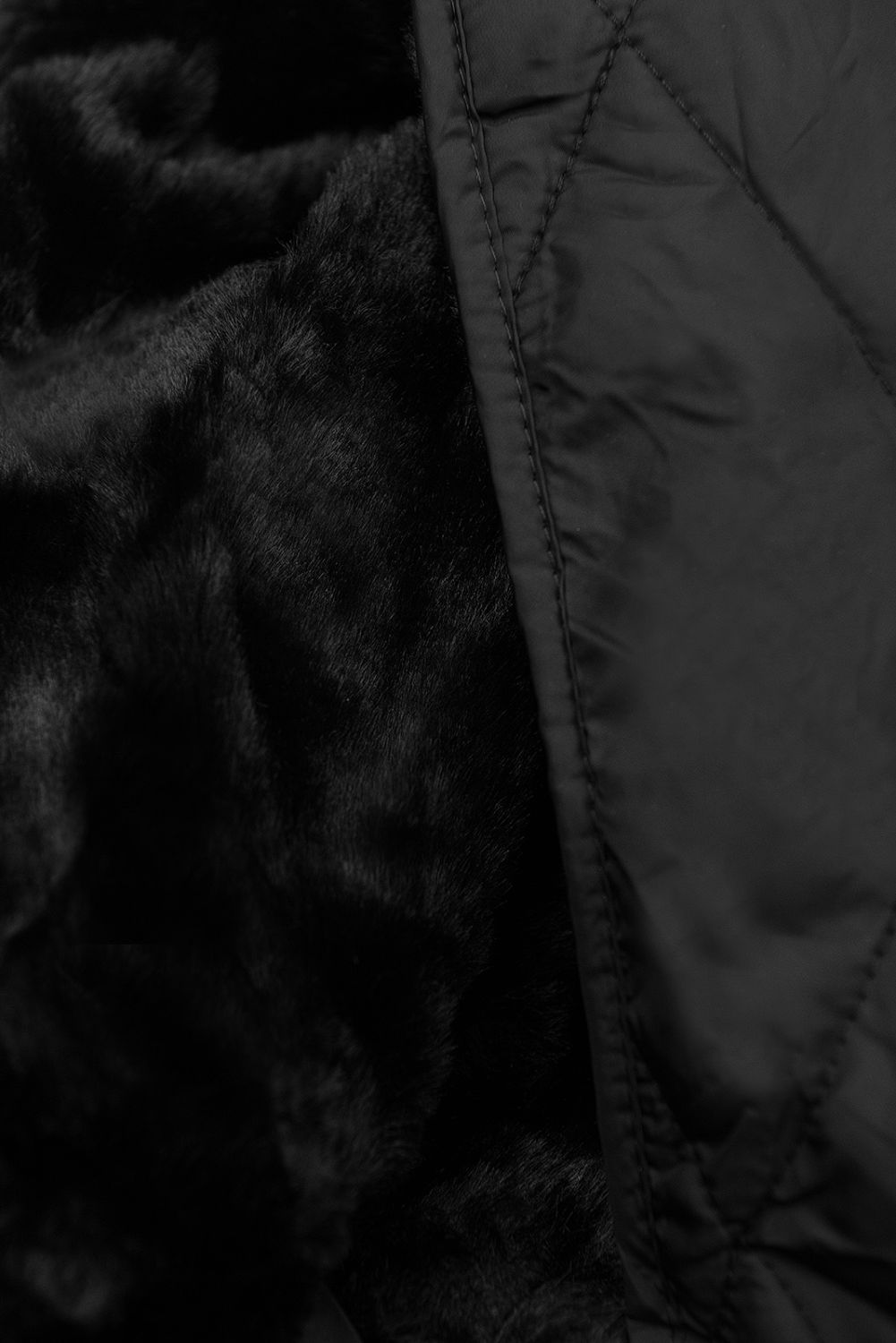 Černá prošívaná bunda s páskem