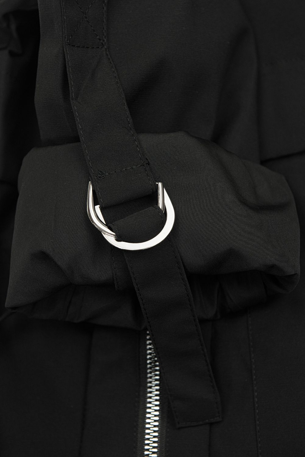 Prodloužená parka s potiskem v kapuci černá