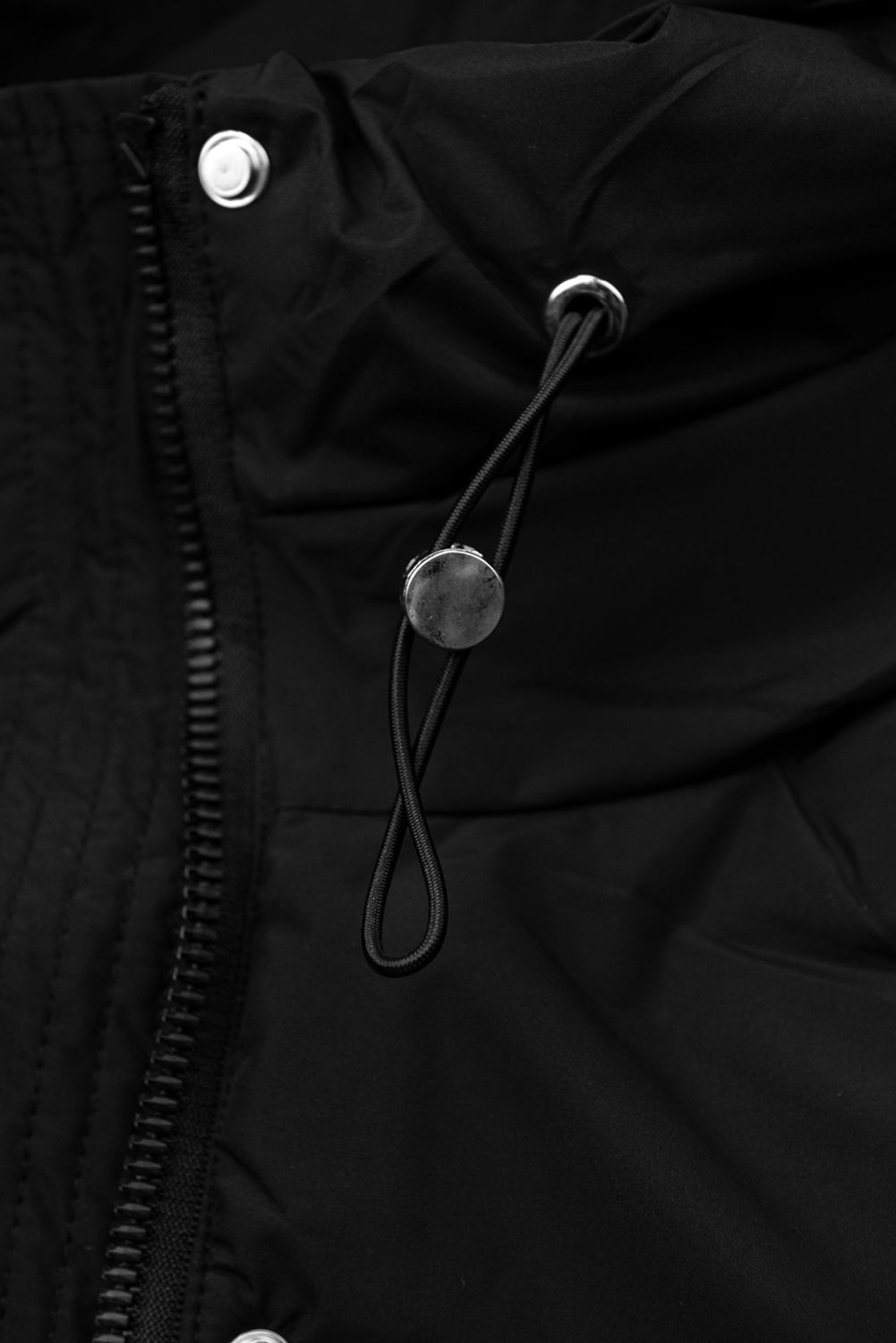 Černá zimní bunda s páskem