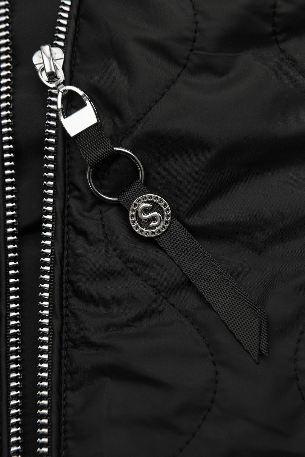 Černá přechodná bunda s pletenými rukávy