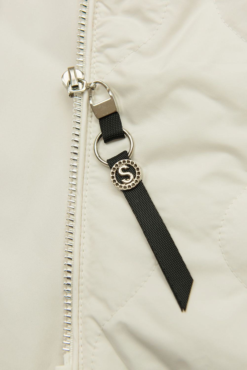 Ecru přechodná bunda s pletenými rukávy