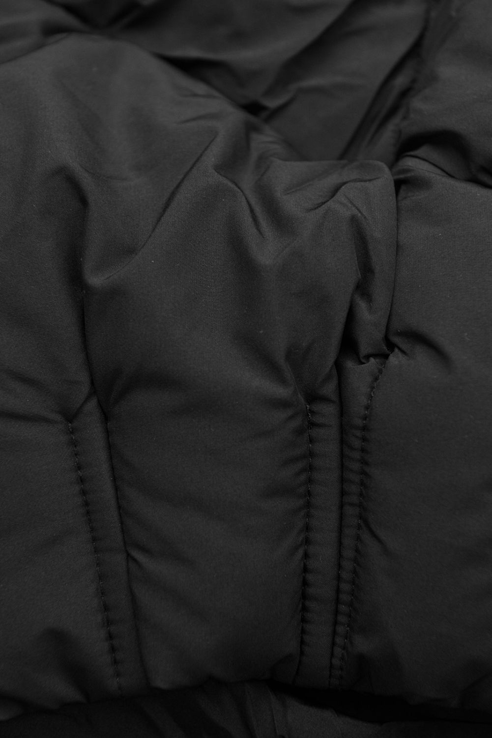 Černá zimní bunda s kožešinou