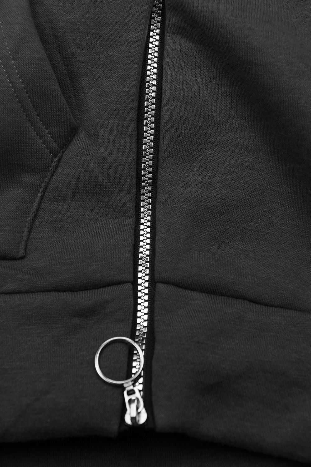 Černá mikina se sametovou kapucí