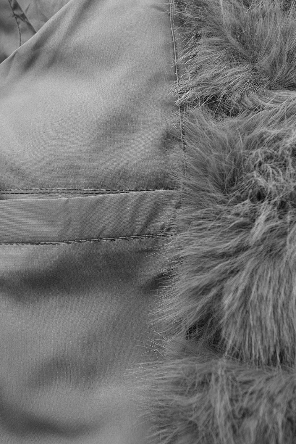 Šedá zimní bunda s kožešinou