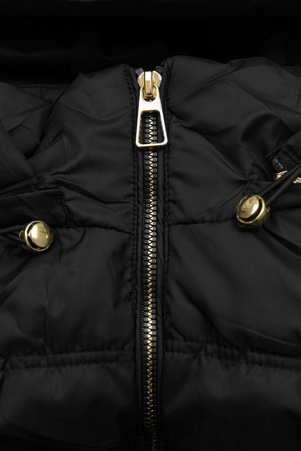 Černá prošívaná vesta s kapucí