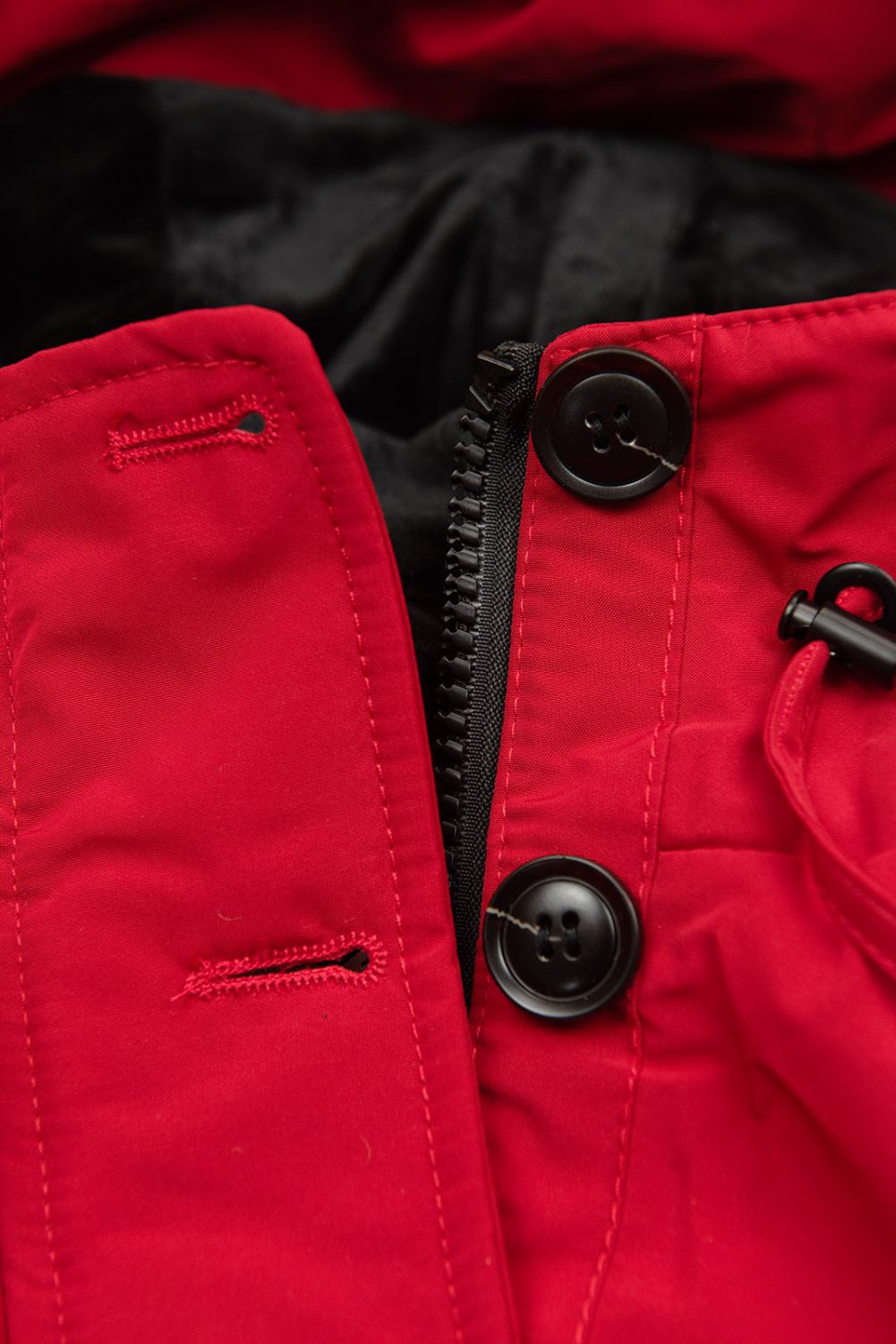 Červená parka s odepínatelnou umělou kožešinou