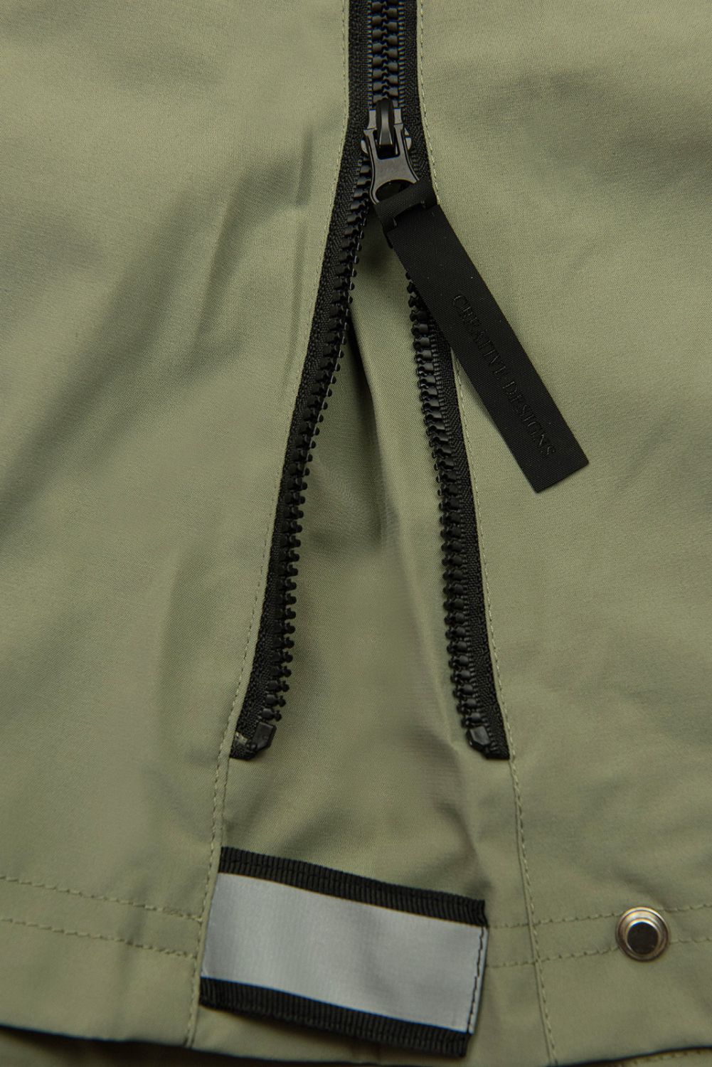 Olivově zelená přechodná parka se stahováním v pase