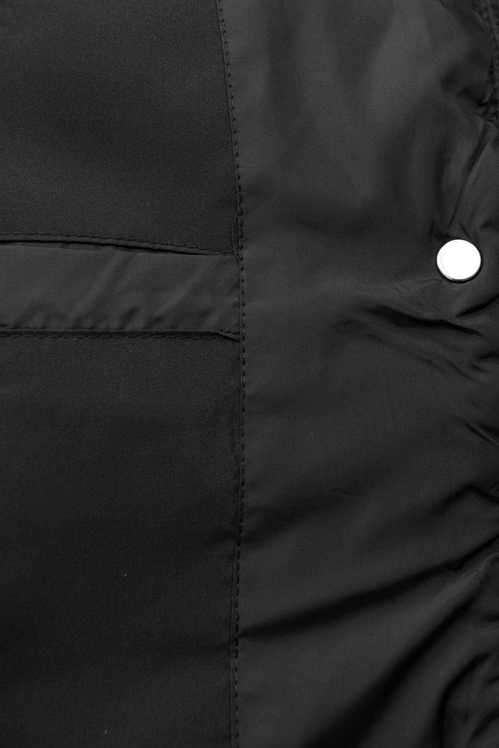 Černá zimní bunda se zateplenou kapucí