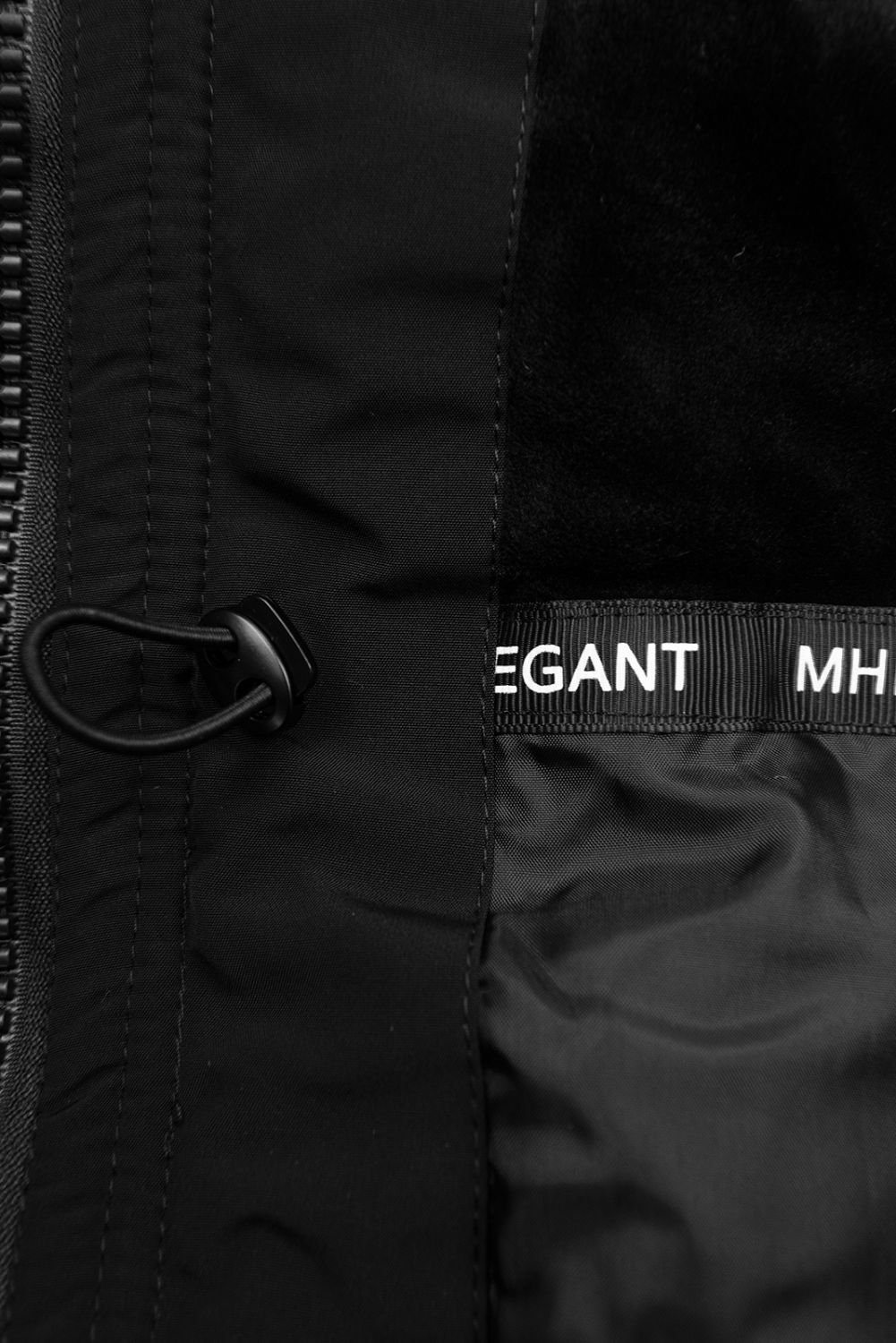 Černá parka s odepínatelnou černou umělou kožešinou