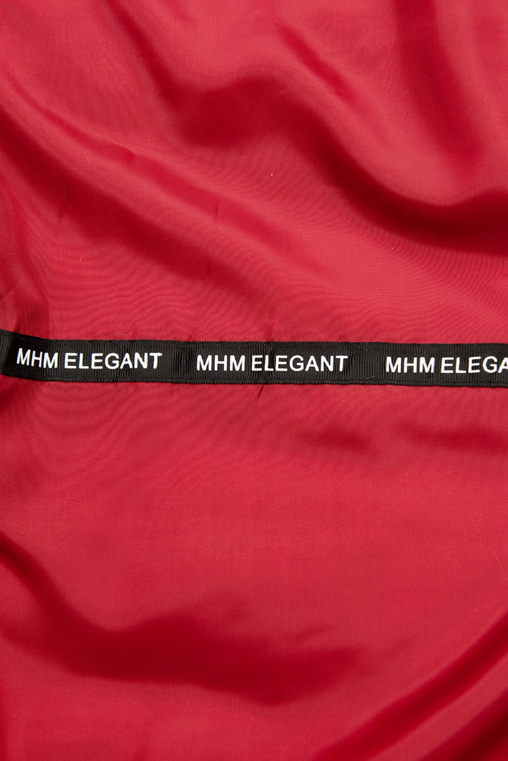 Červená prošívaná bunda v parku střihu