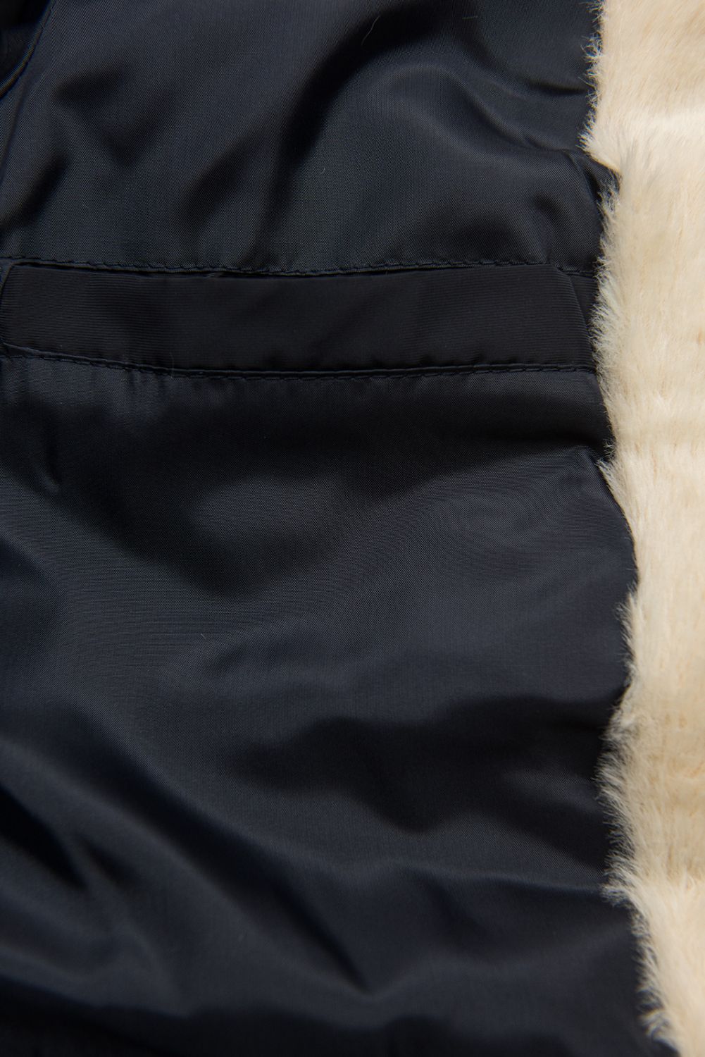 Tmavě modrá prošívaná bunda v parka střihu