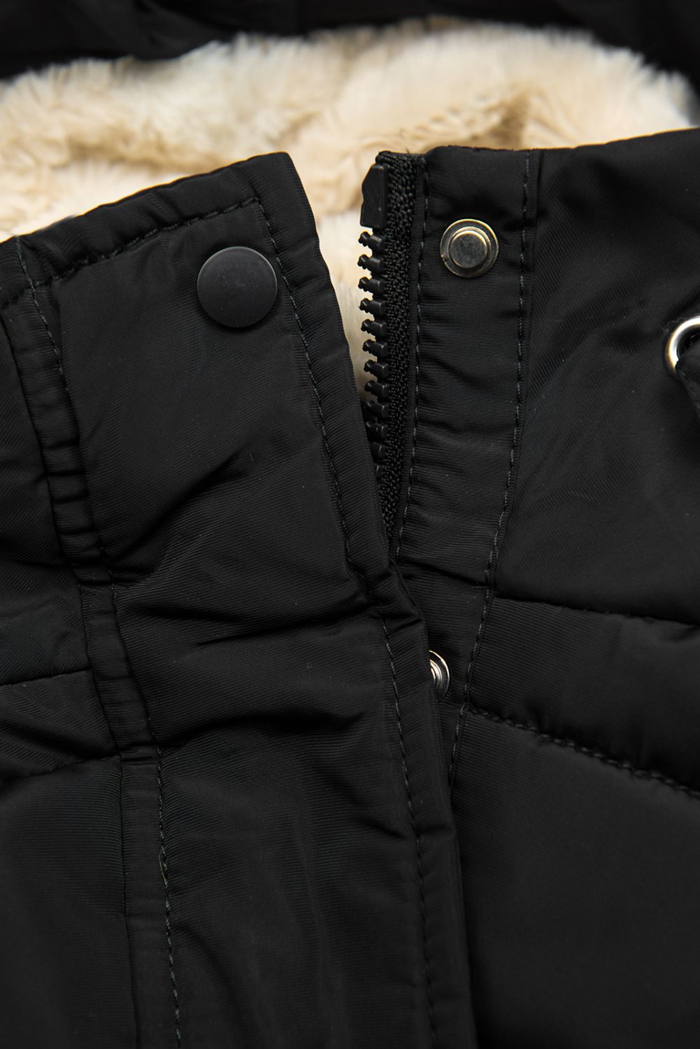 Černá prošívaná bunda v parka střihu