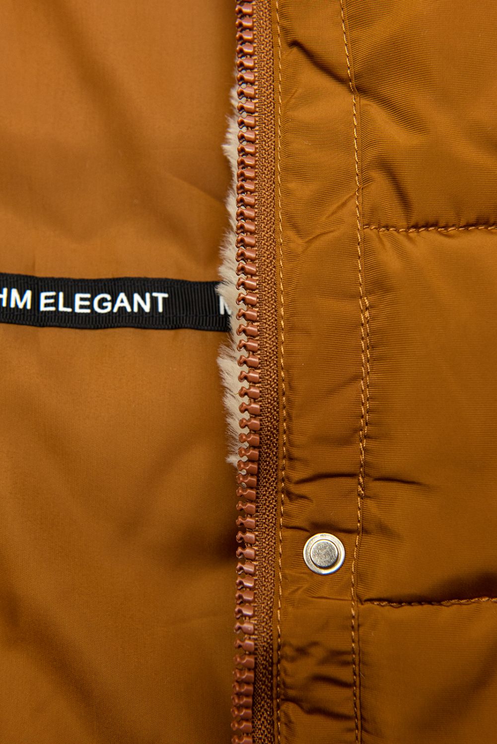 Karamelově hnědá prošívaná bunda v parka střihu