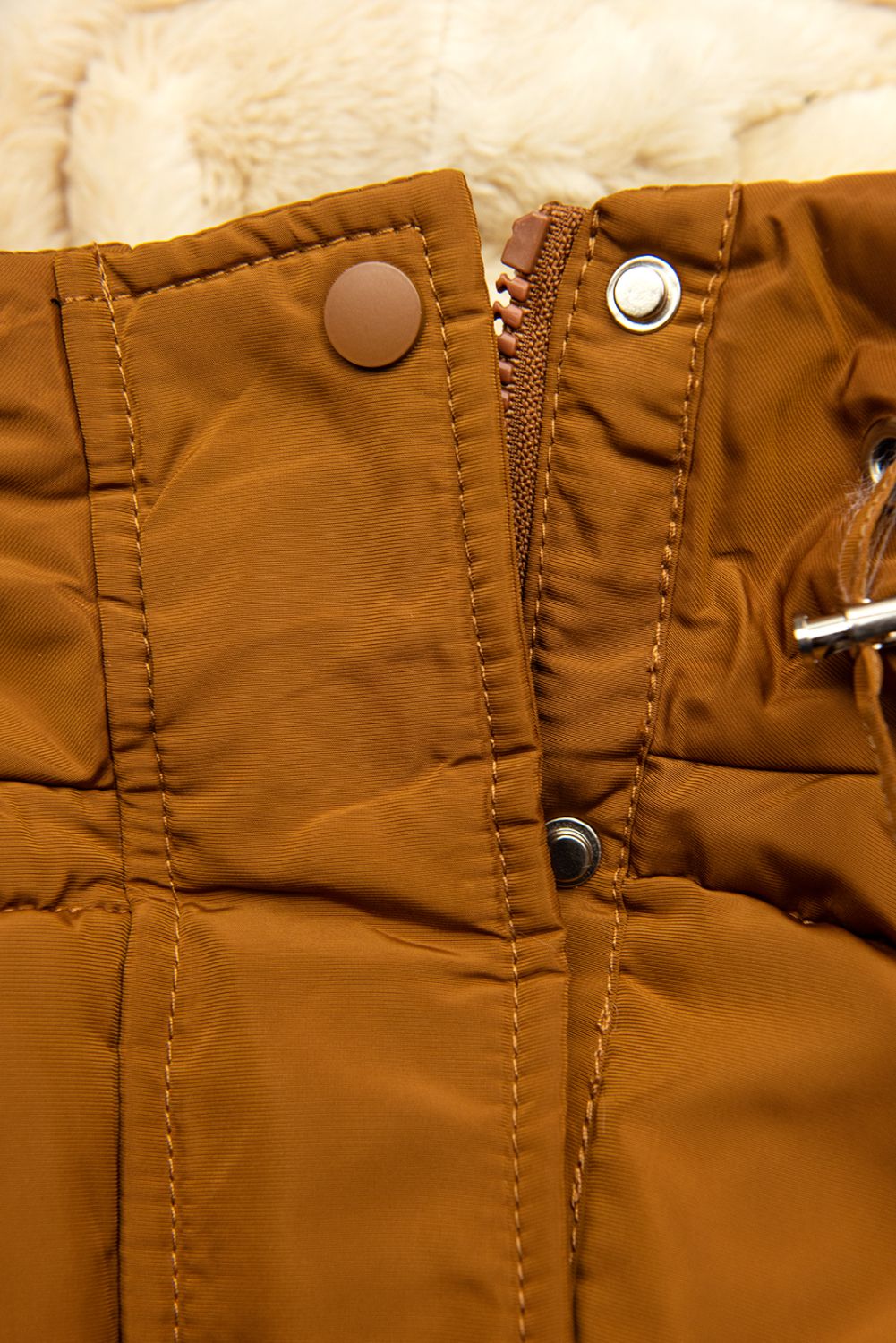 Karamelově hnědá prošívaná bunda v parka střihu