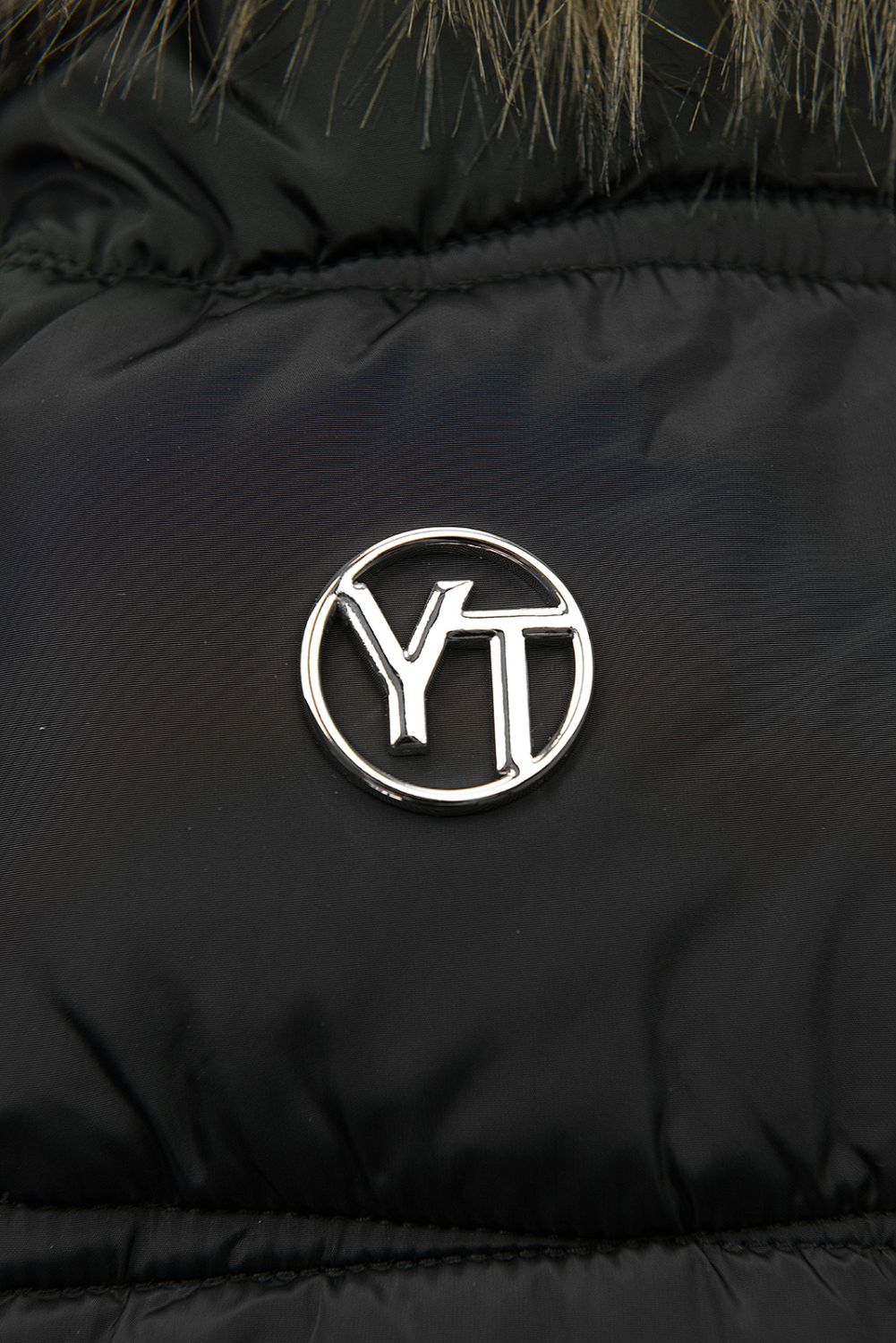 Černá zimní bunda s kožešinou a páskem