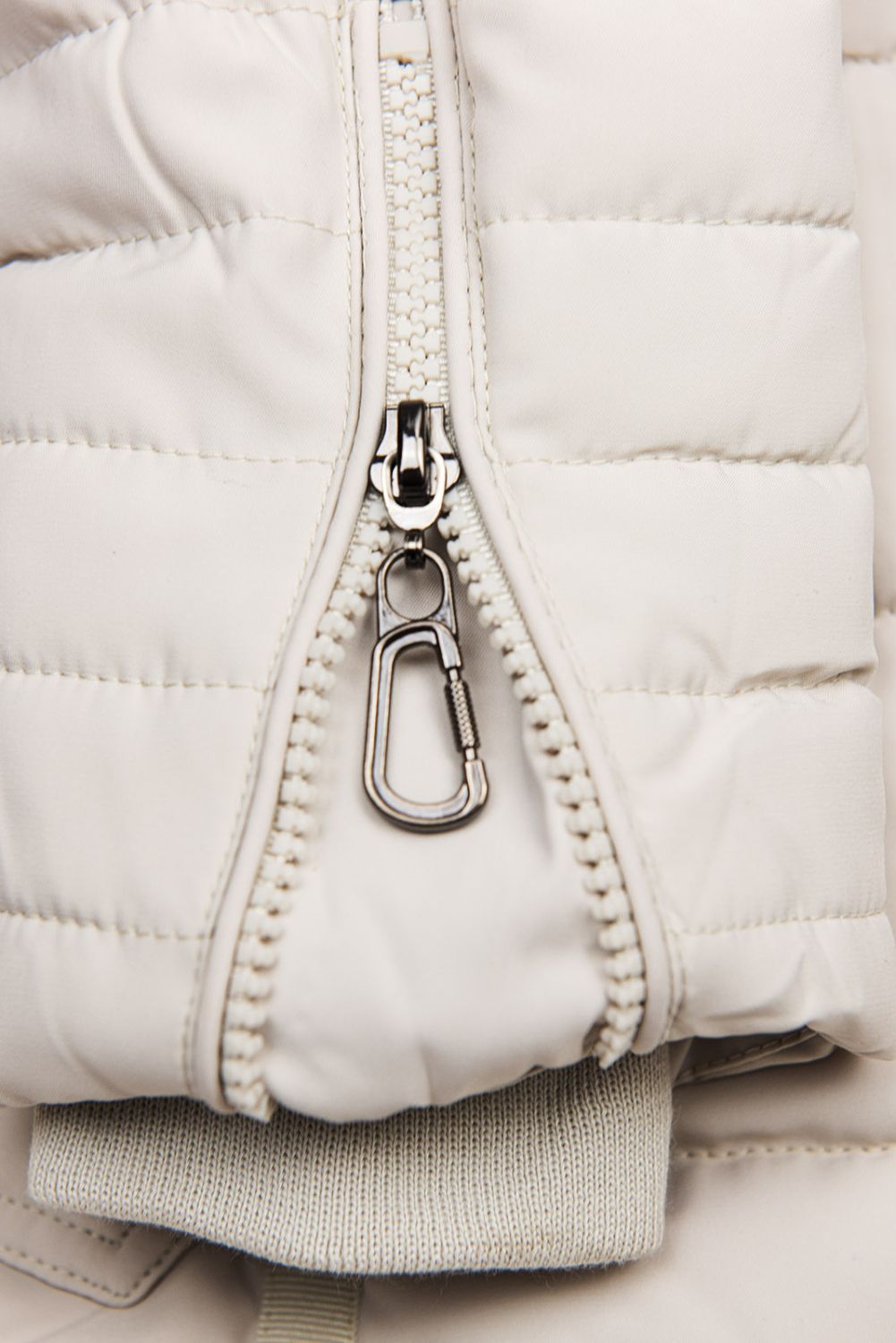 Krémová prošívaná zimní bunda s kapucí