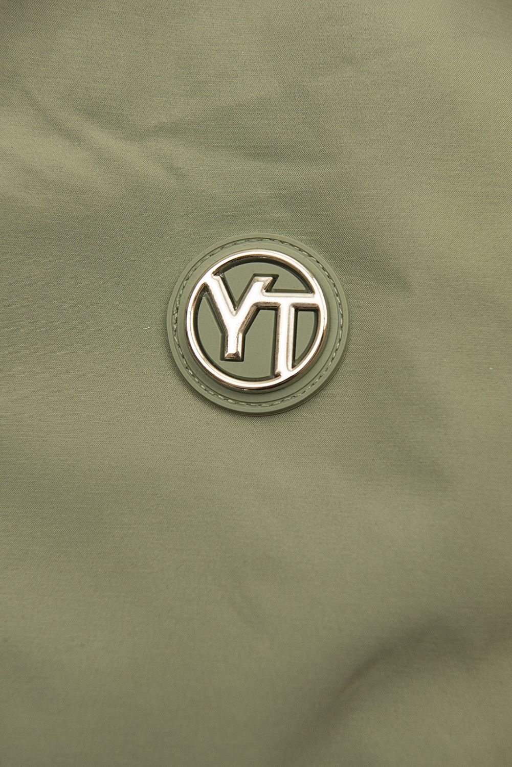 Khakijarní parka s velkou kapucí