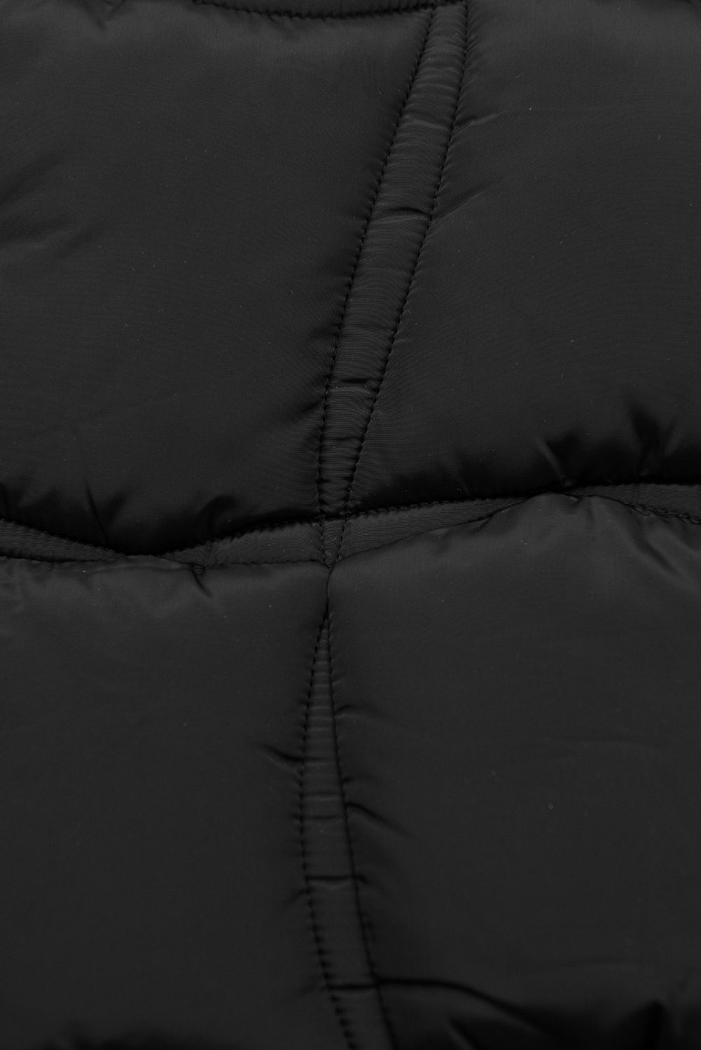 Černá zimní bunda s kožešinou a páskem