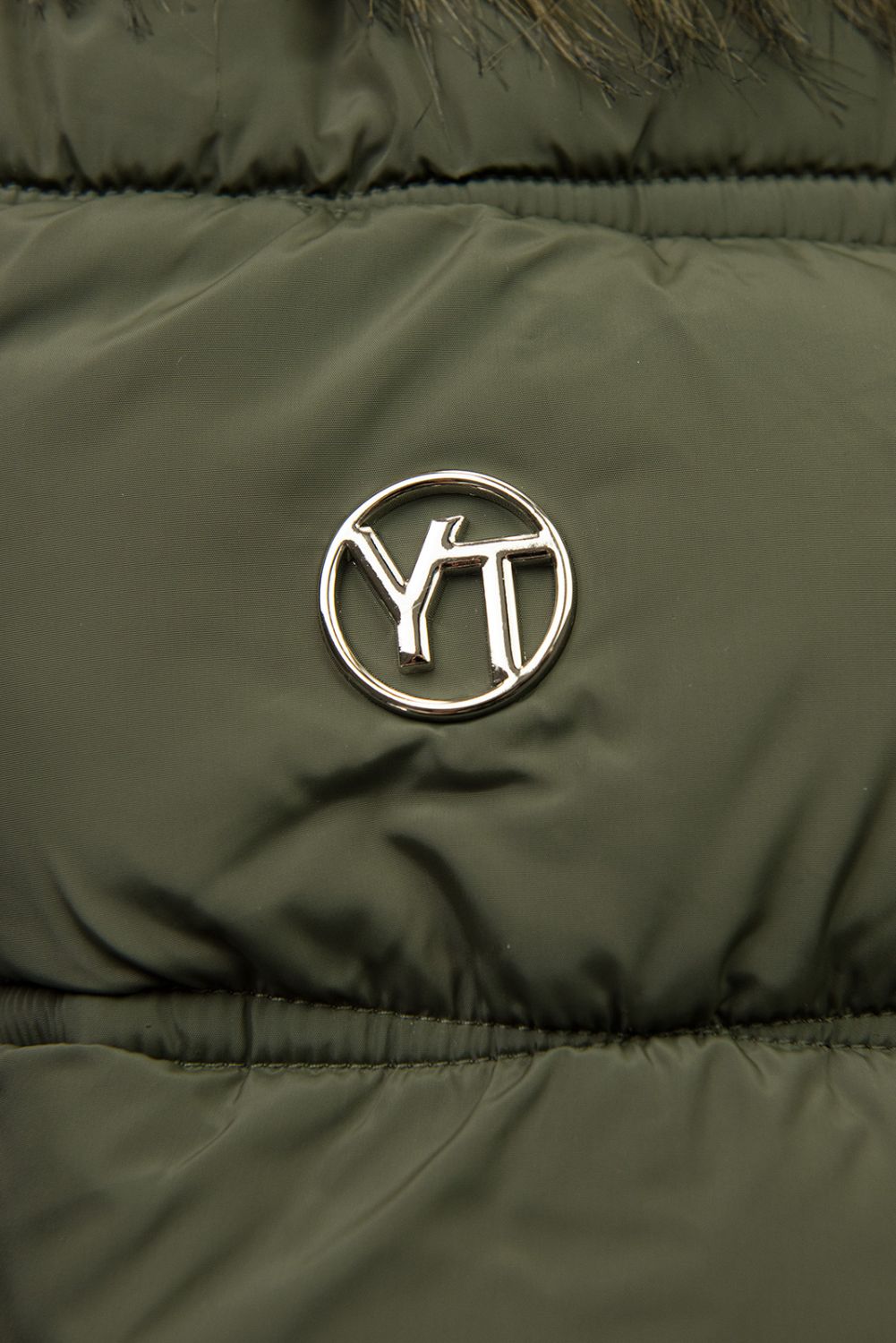 Khaki zimní bunda s kožešinou a páskem